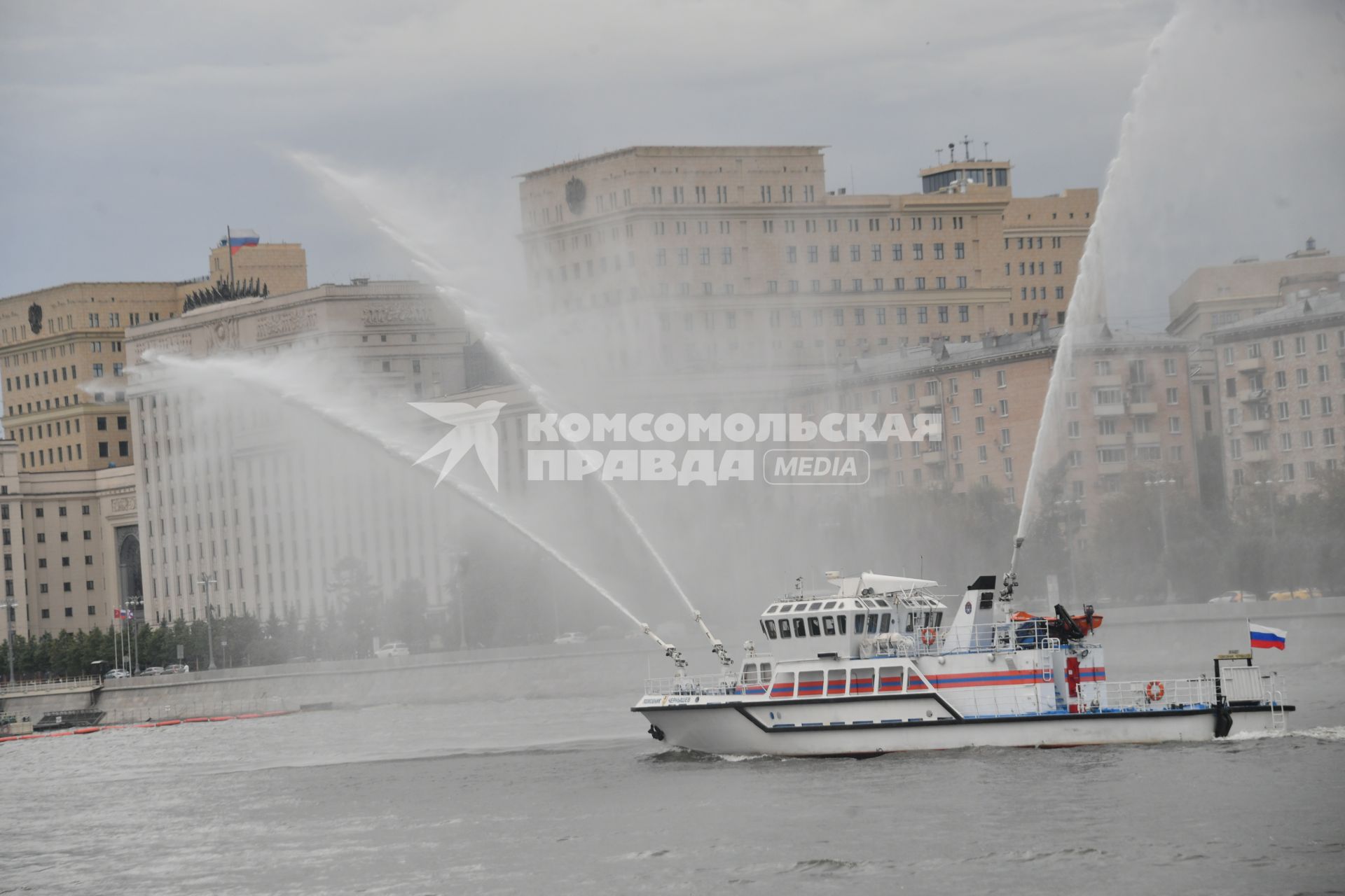 Москва. Показательные выступления пожарных катеров МЧС в рамках III Международного пожарно-спасательного конгресса на территории Парка Горького.