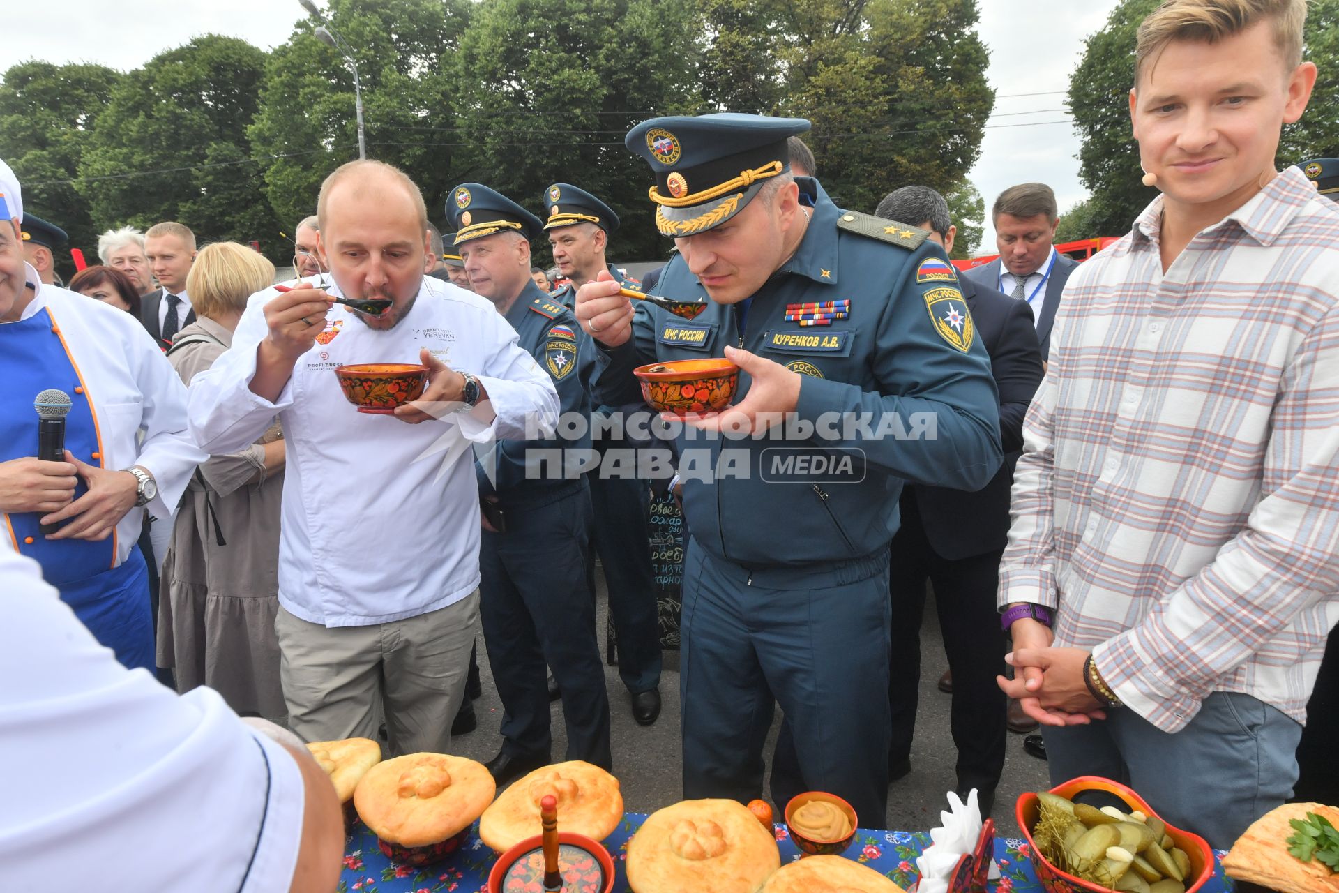 Москва. Министр РФ по делам гражданской обороны, чрезвычайным ситуациям и ликвидации последствий стихийных бедствий (МЧС) Александр Куренков (второй справа) и ресторатор и телеведущий Александр Белькович (справа) на III Международном пожарно-спасательном конгрессе на территории Парка Горького.