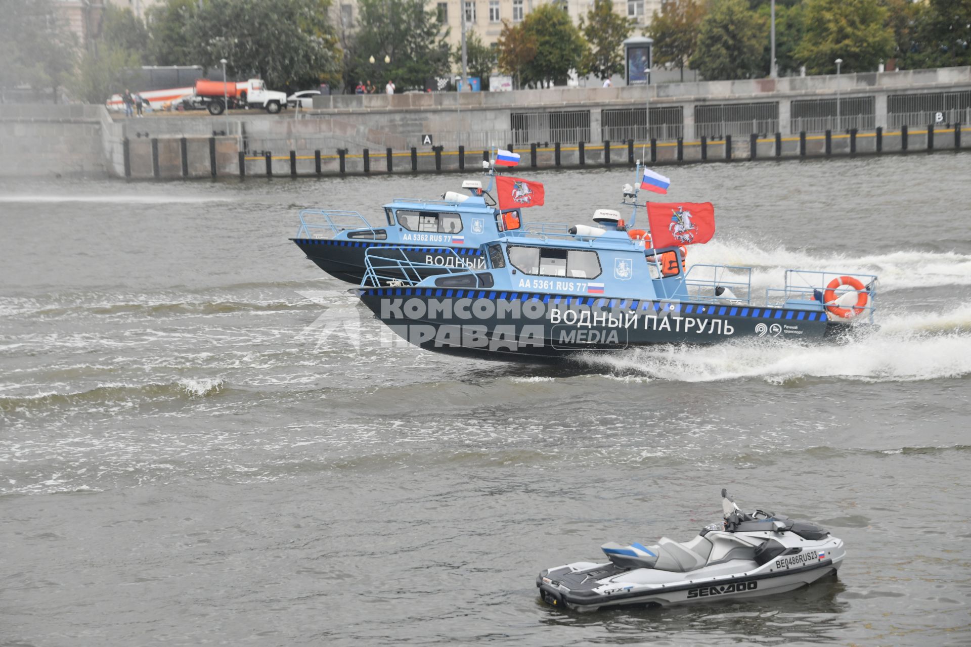 Москва. Показательные выступления пожарных катеров МЧС в рамках III Международного пожарно-спасательного конгресса на территории Парка Горького.