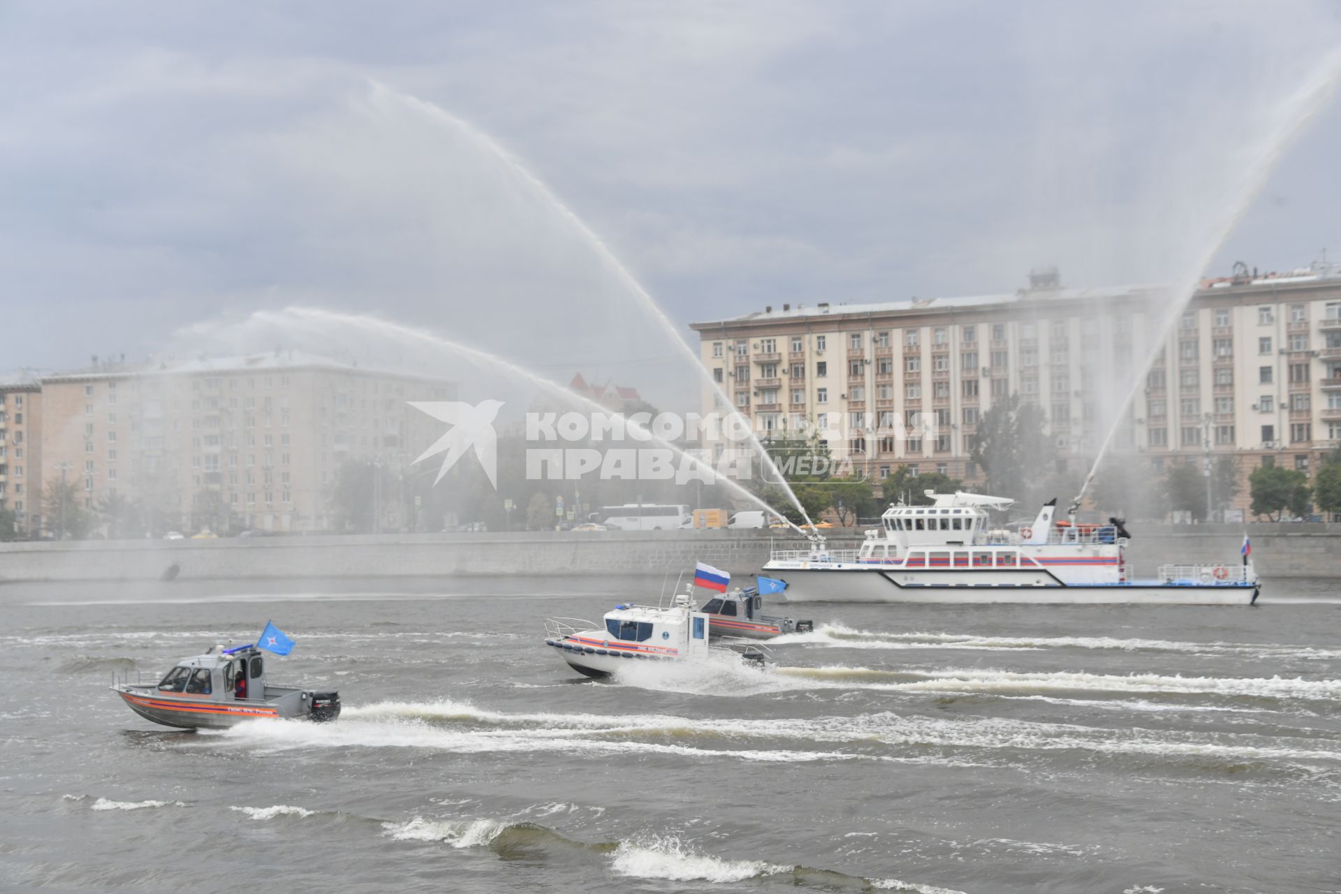 Москва. Показательные выступления пожарных катеров МЧС в рамках III Международного пожарно-спасательного конгресса на территории Парка Горького.