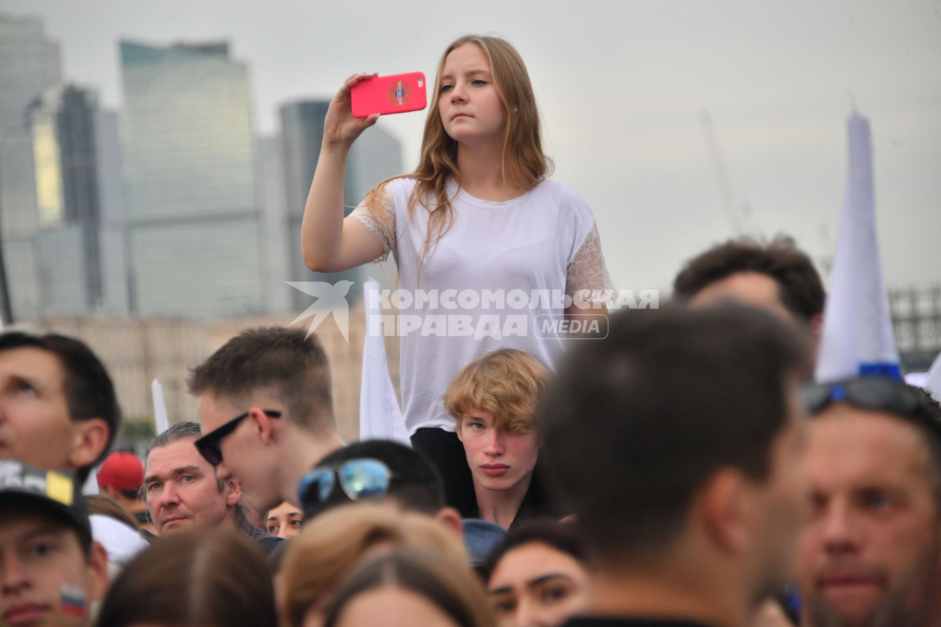 Москва. Люди во время праздничного концерта, посвященного Дню Государственного флага России, на Поклонной горе.