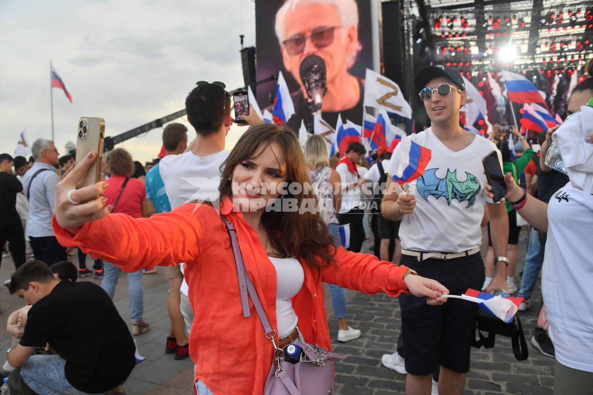 Москва. Люди во время праздничного концерта, посвященного Дню Государственного флага России, на Поклонной горе.