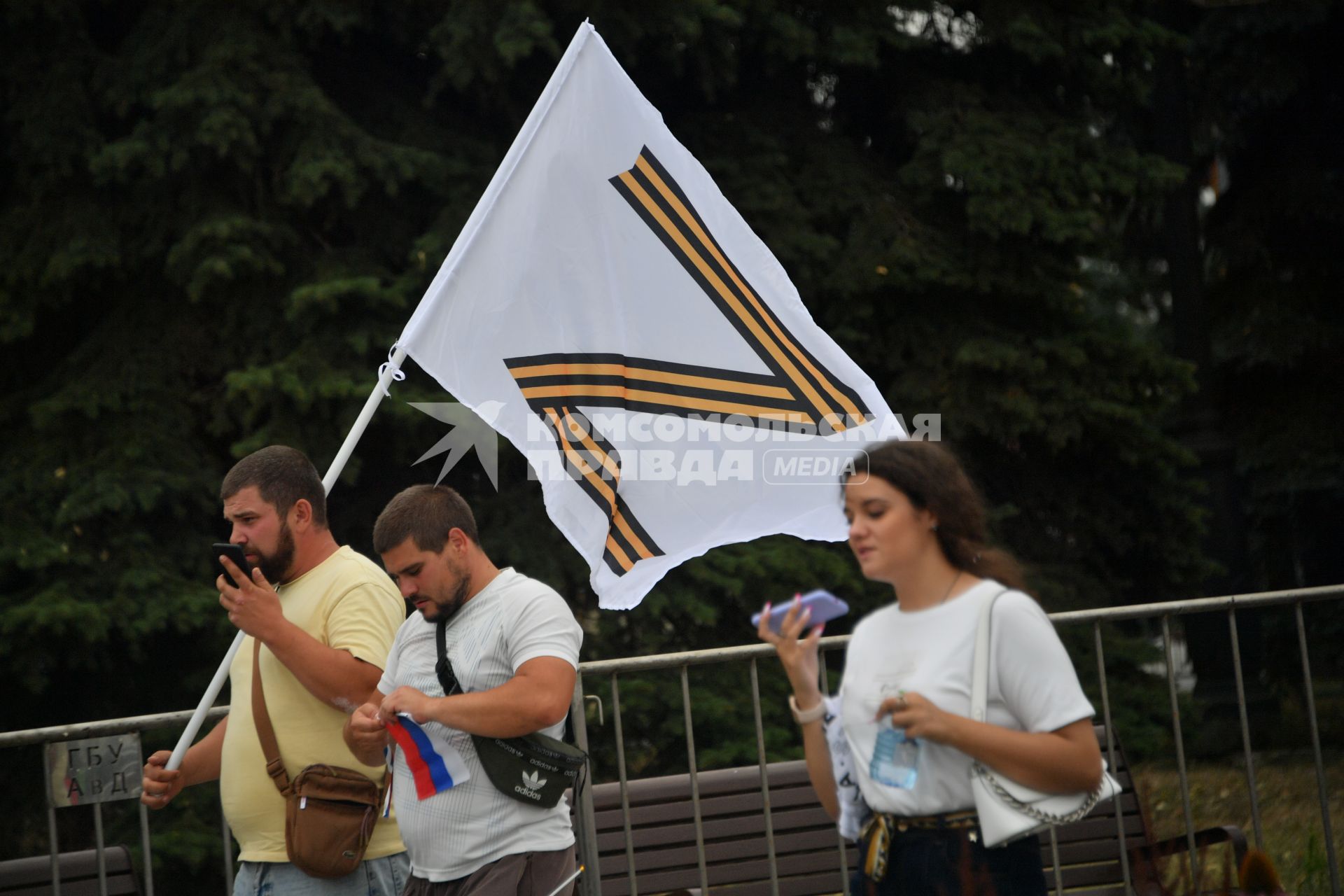 Москва. Люди перед началом праздничного концерта, посвященного Дню Государственного флага России, на Поклонной горе.