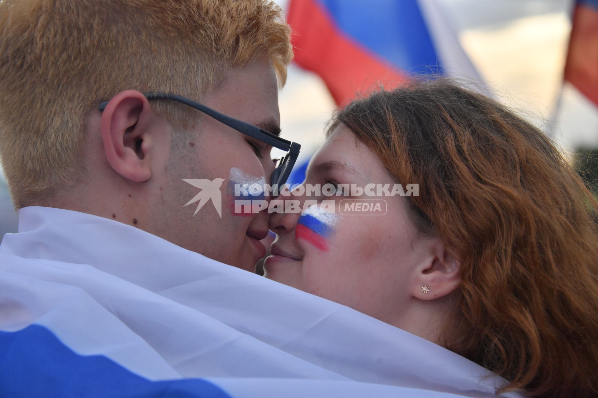 Москва. Влюбленные во время праздничного концерта, посвященного Дню Государственного флага России, на Поклонной горе.