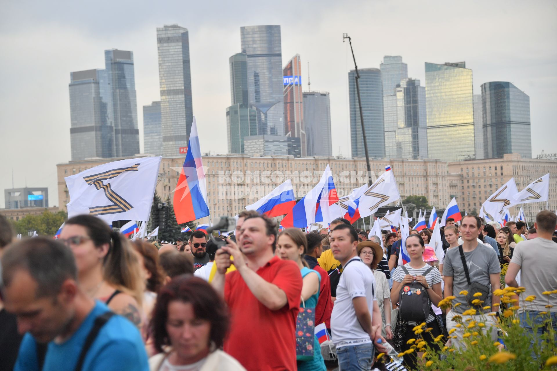 Москва. Люди во время праздничного концерта, посвященного Дню Государственного флага России, на Поклонной горе.