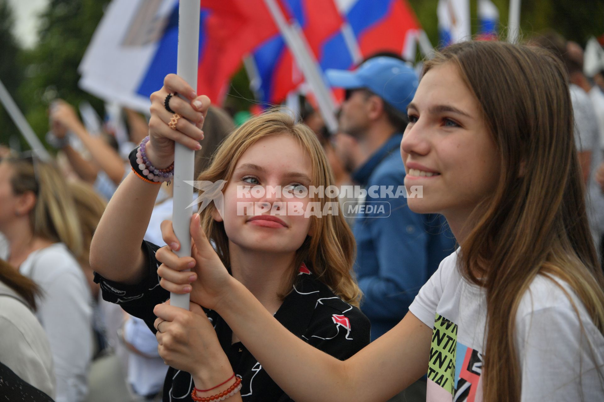 Москва. Люди во время праздничного концерта, посвященного Дню Государственного флага России, на Поклонной горе.