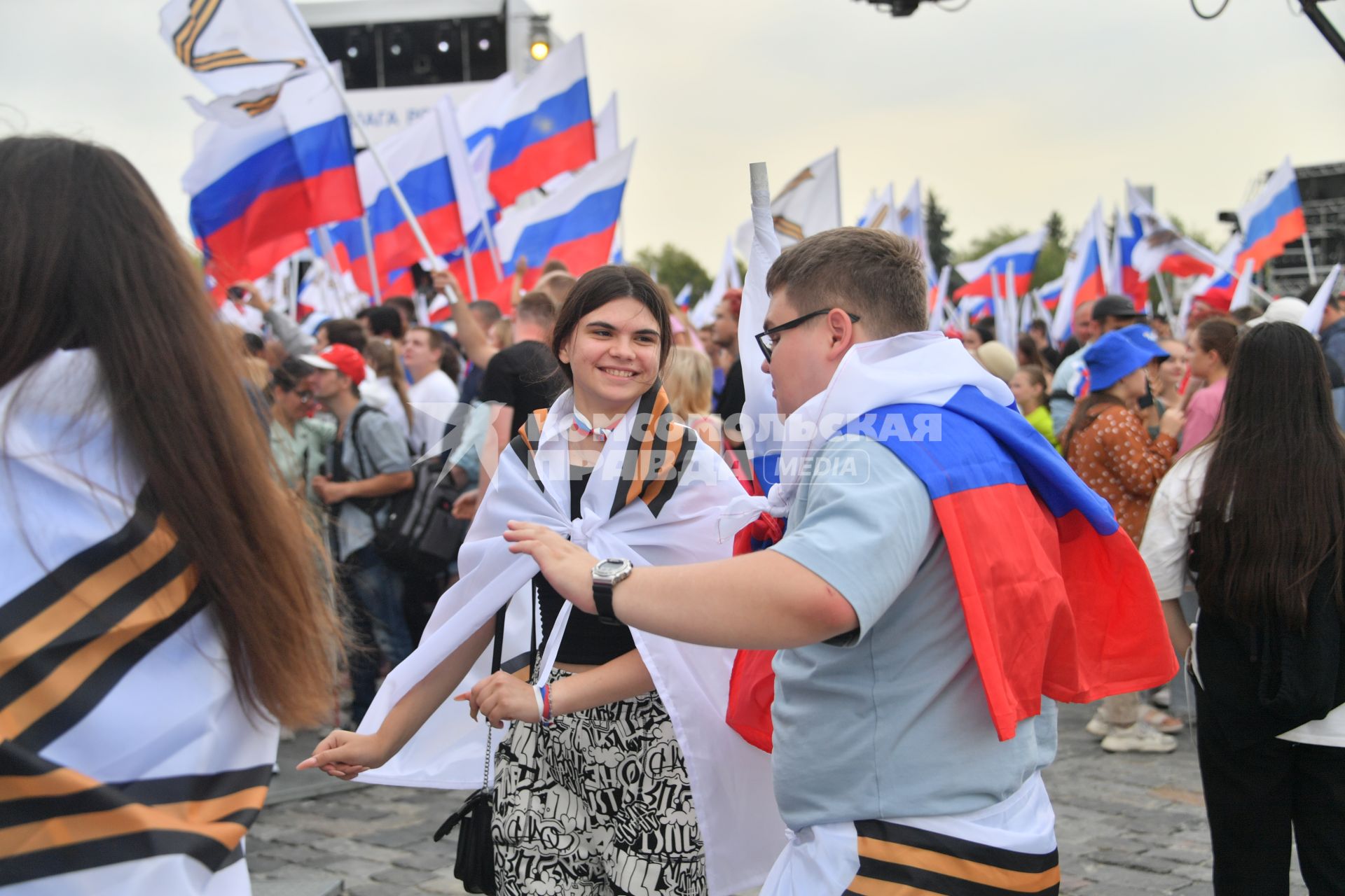 Москва. Люди во время праздничного концерта, посвященного Дню Государственного флага России, на Поклонной горе.