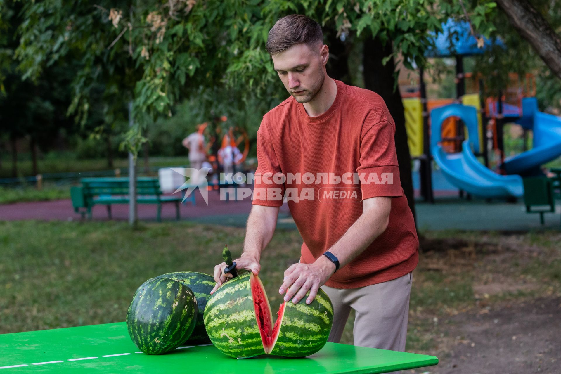 Москва. Корреспондент `Комсомольской правды` Андрей Абрамов выбирает арбуз.