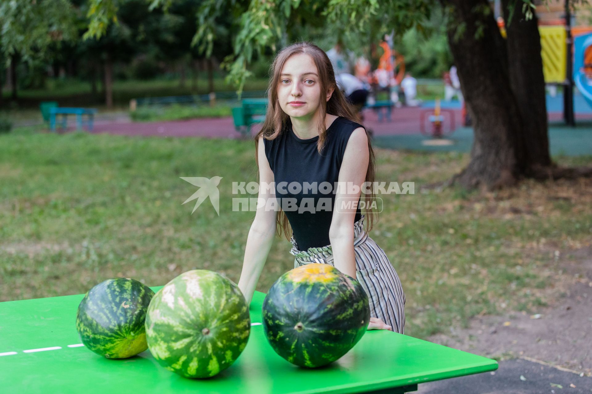 Москва. Девушка выбирает арбуз.