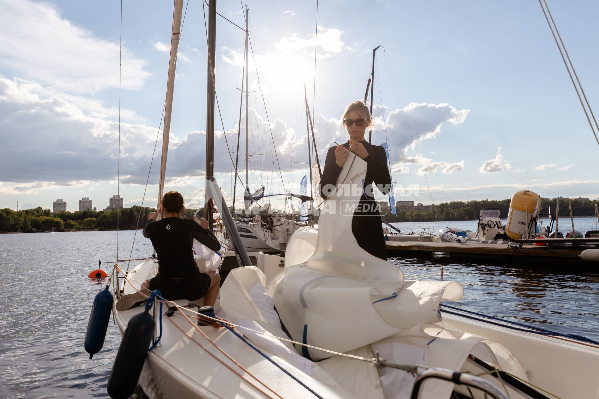 Москва. Участники регаты в акватории Химкинского водохранилища.