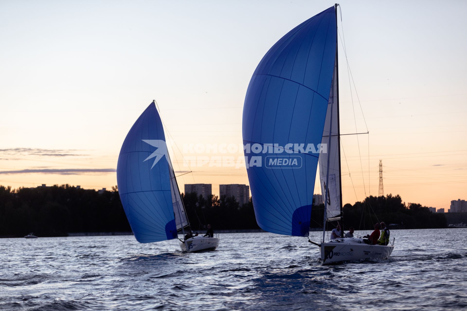 Москва. Участники во время регаты в акватории Химкинского водохранилища.