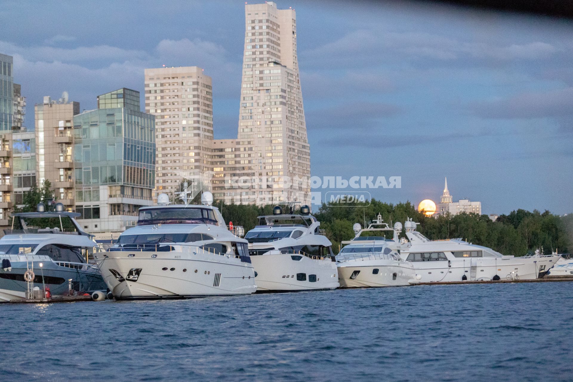 Москва. Пришвартованные яхты в акватории Химкинского водохранилища.