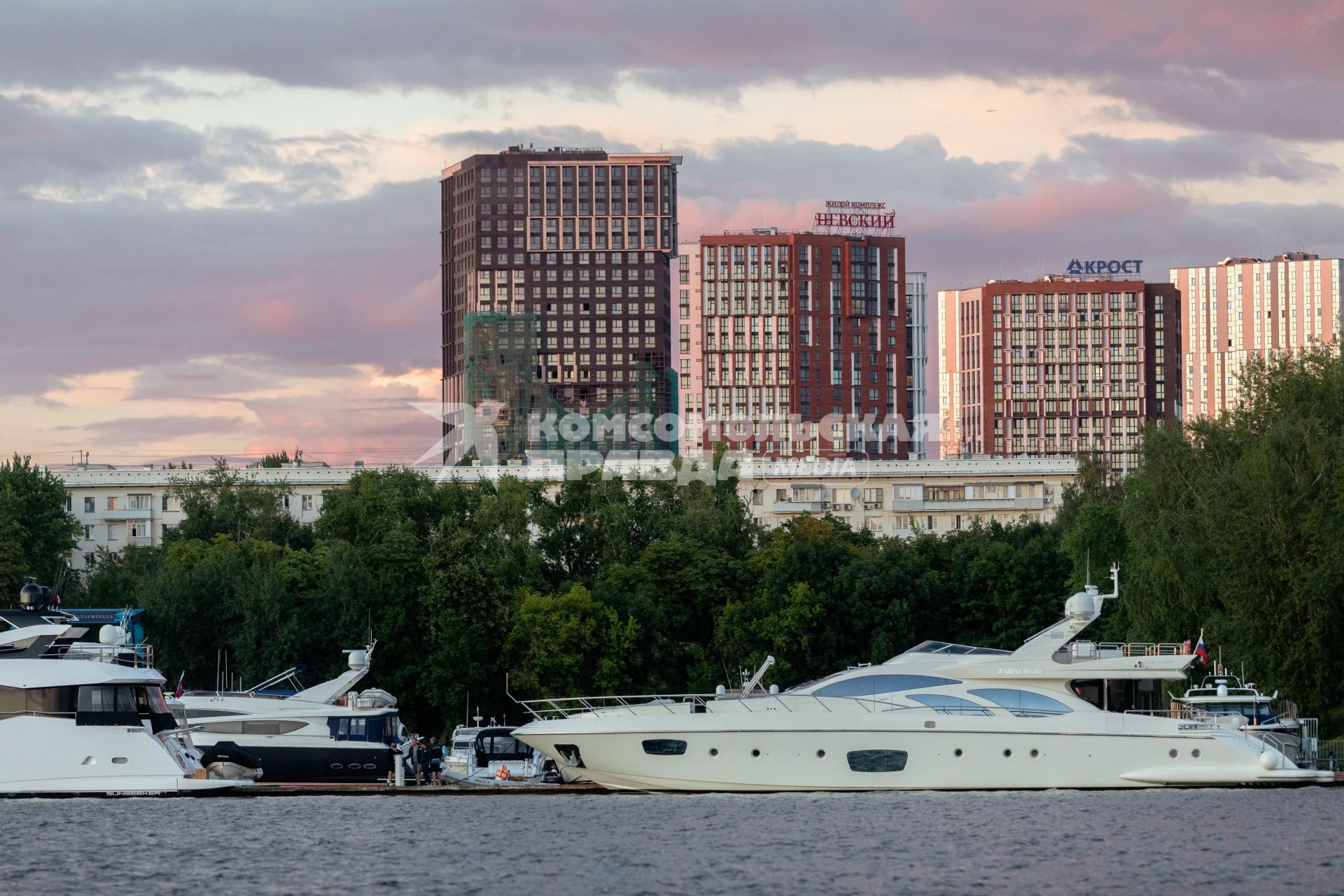 Москва. Пришвартованные яхты в акватории Химкинского водохранилища.