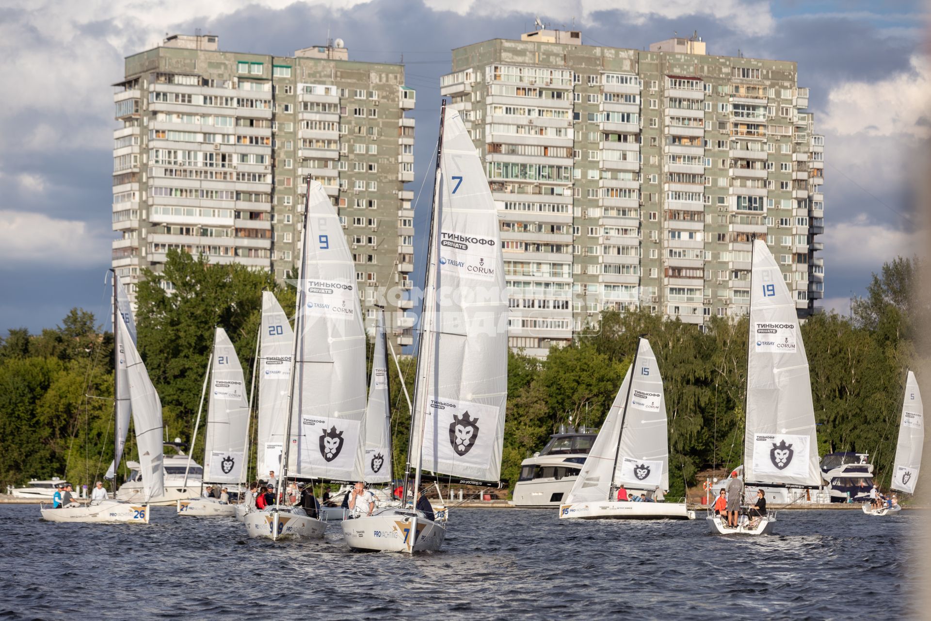 Москва. Участники во время регаты в акватории Химкинского водохранилища.