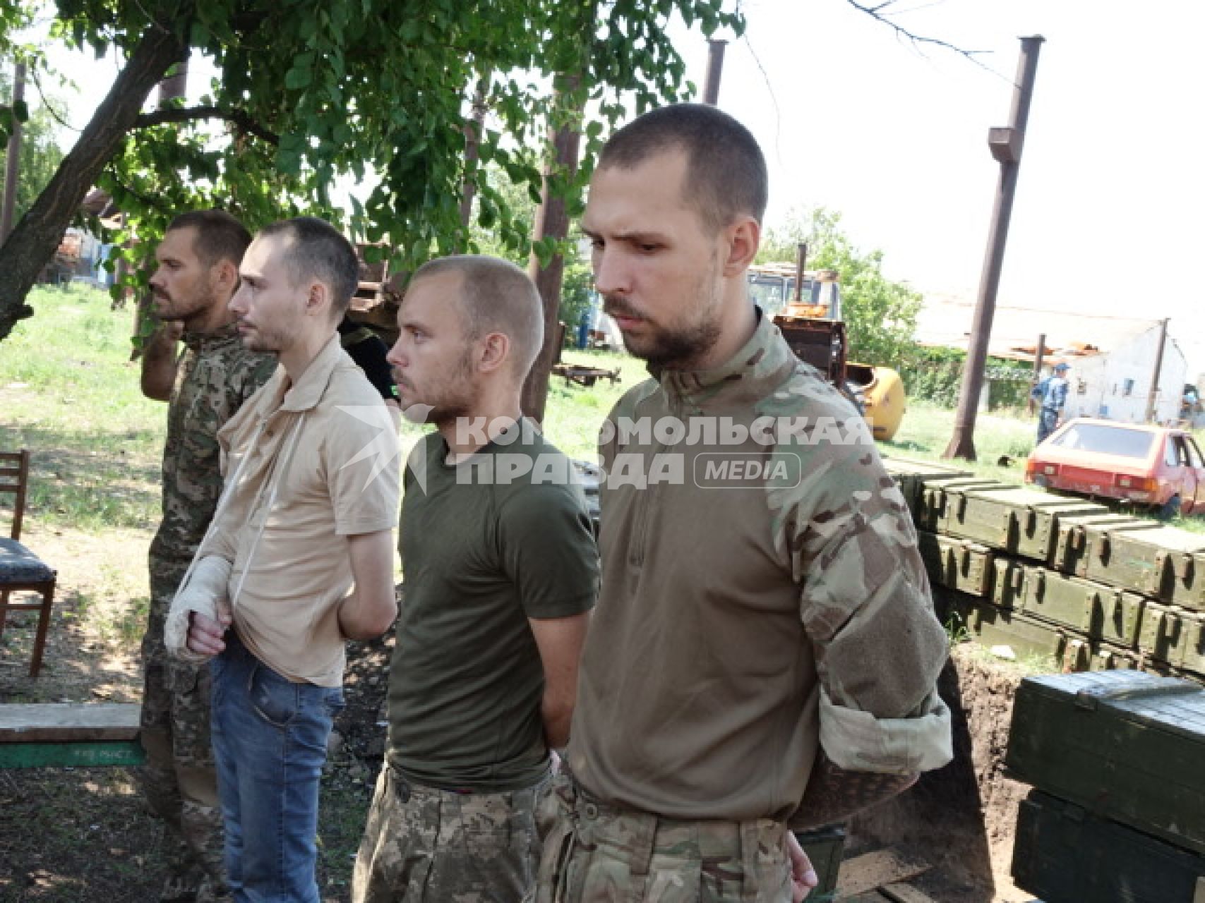 Донецкая область. п.Еленовка. Выжившие пленные украинские военные во время визита актера Стивена Сигала, посетившего исправительную колонию № 120, где содержались пленные боевики батальона`Азов` и другие украинские военные, подозреваемые в воинских преступлениях. 29 июля в результате удара систем HIMARS со стороны Украины были убиты осколками или сгорели заживо более 50 человек, еще 70 получили ранения.

 * - (организация запрещена в РФ).