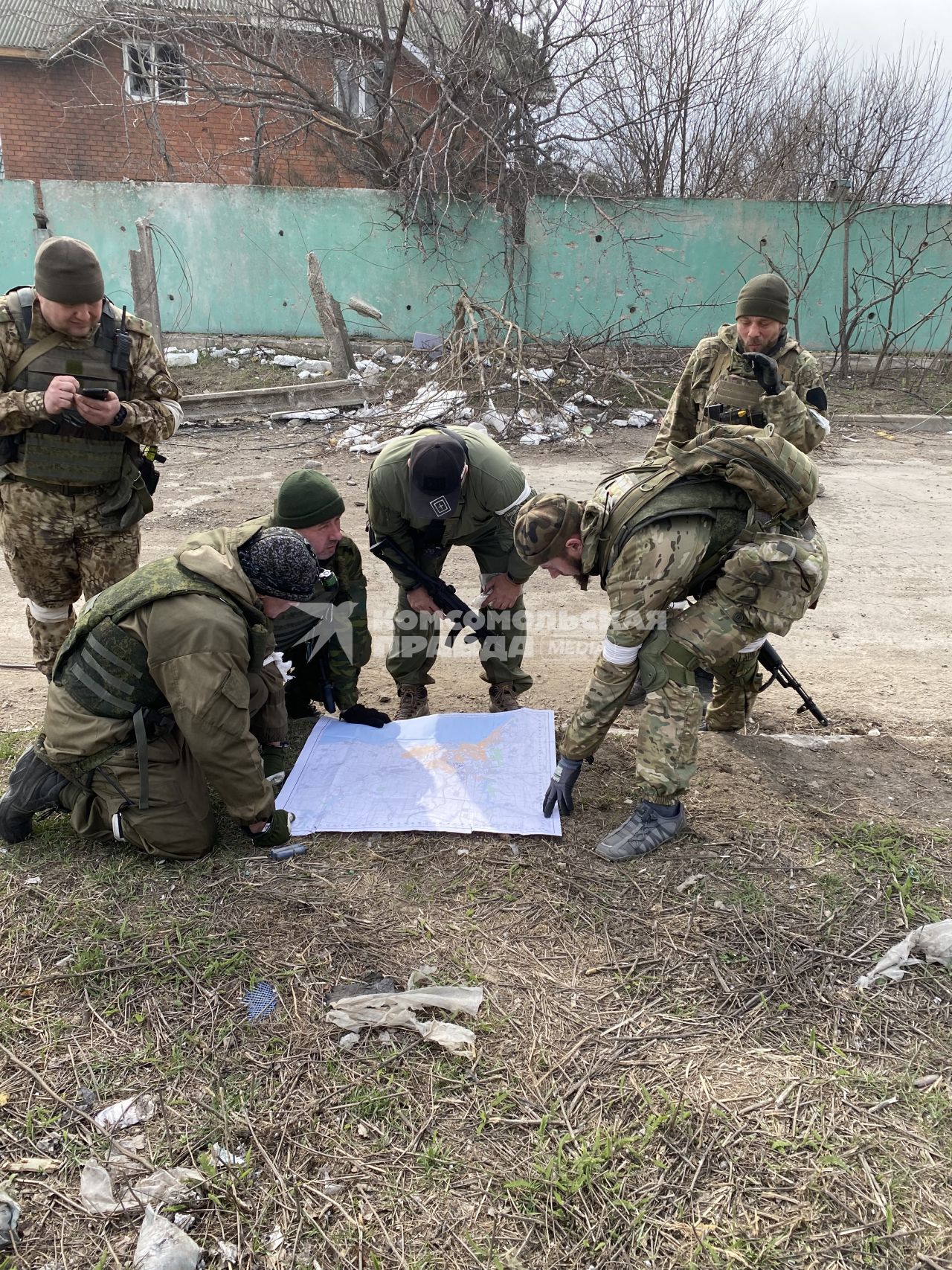 Украина. г.Мариуполь. Микрорайон Восточный. Бойцы батальона ДНР `Восток` прочесывают дома на границе с комбинатом `Азовсталь`.