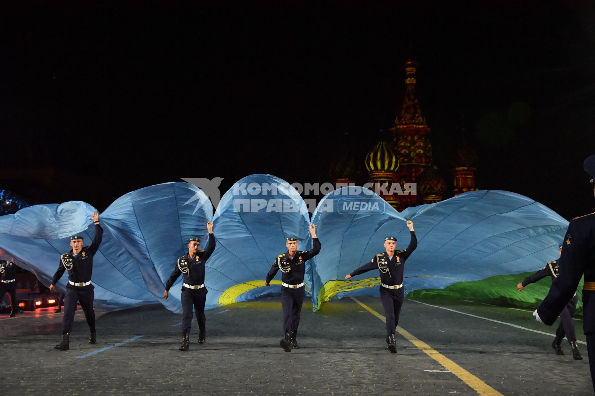 Москва. Участники Сводного оркестра Воздушно-десантных войск во время выступления на Международном военно-музыкальном фестивале `Спасская башня` на Красной площади.