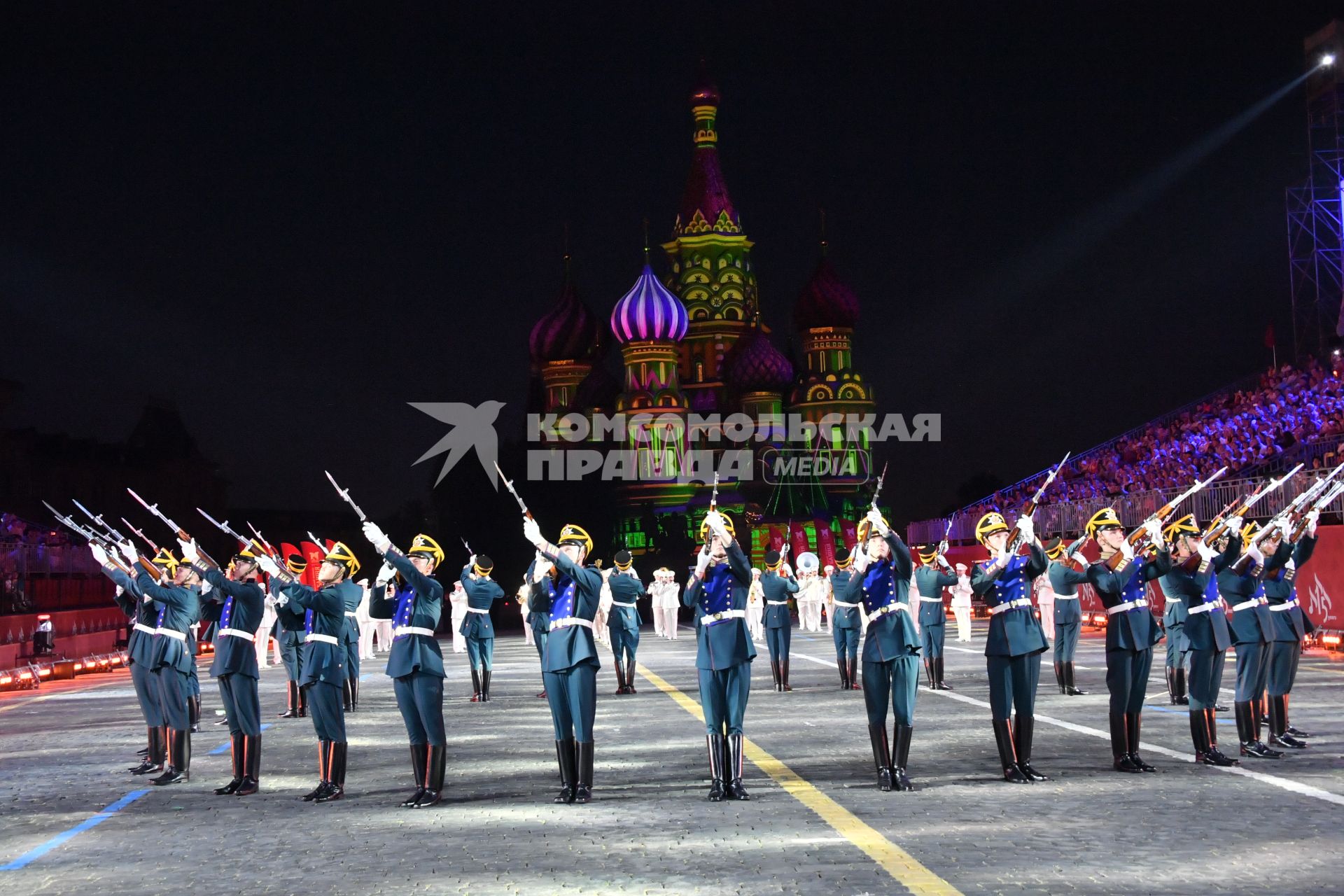 Москва. Рота специального караула Президентского полка во время выступления на Международном военно-музыкальном фестивале `Спасская башня` на Красной площади.