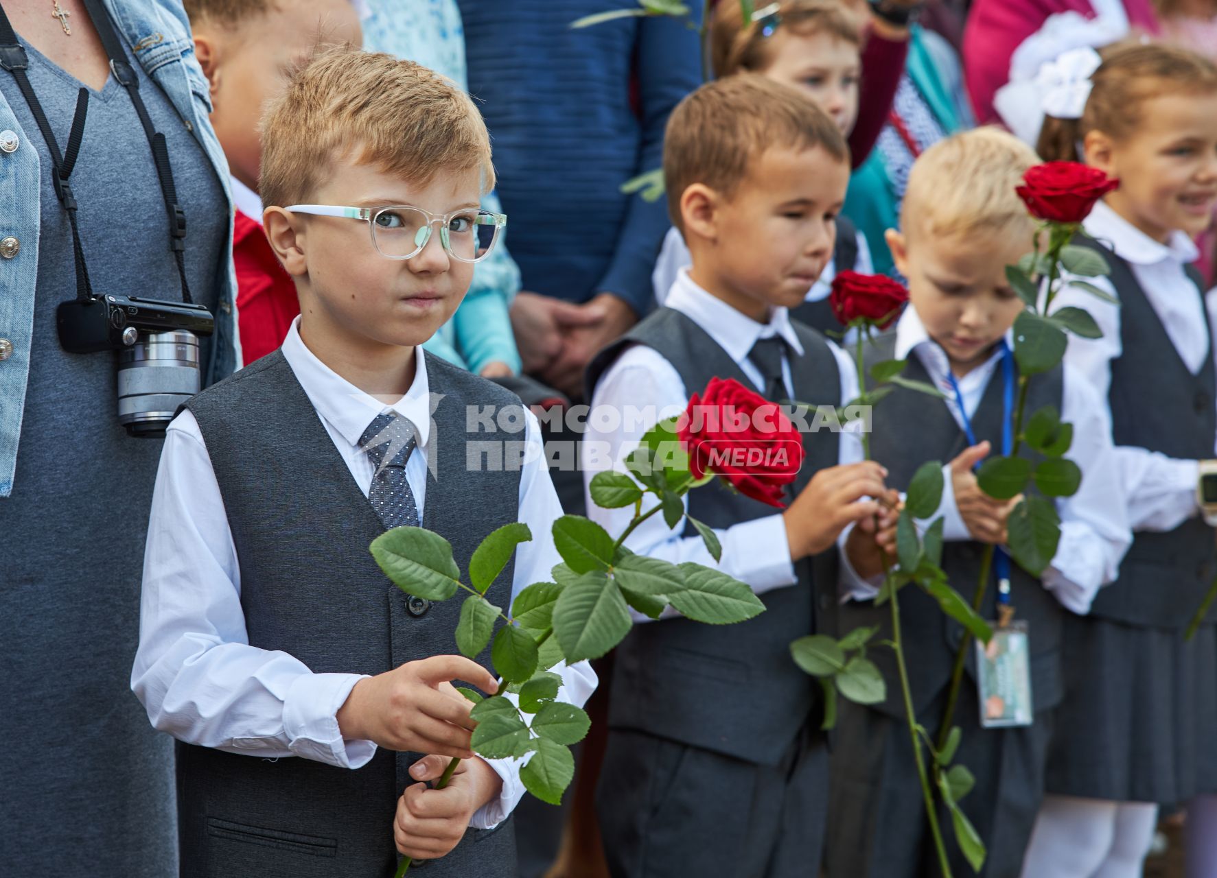 Пермь. Первоклассники на торжественной линейке.