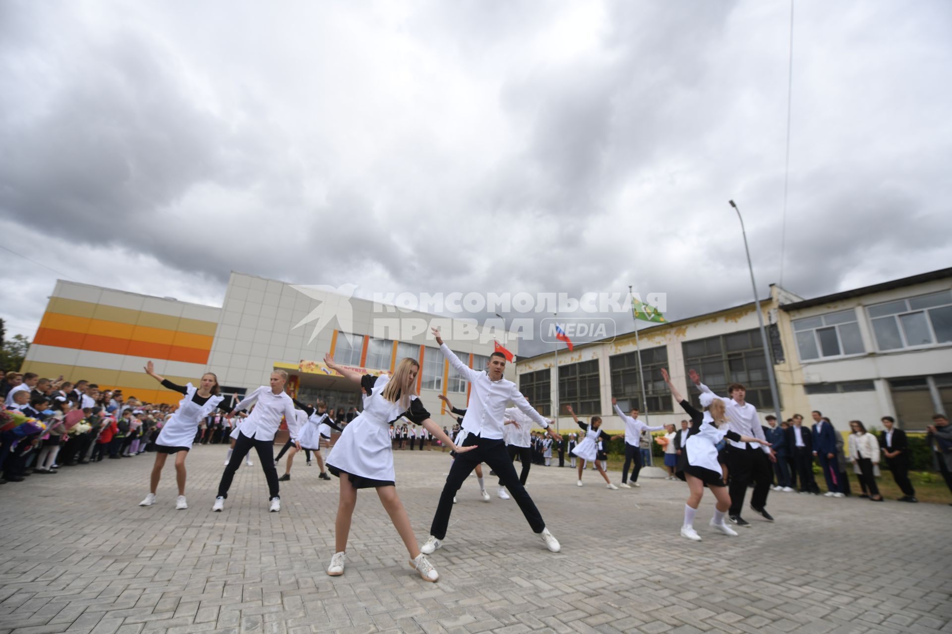 Москва.  Школьники на торжественной линейке, посвященной Дню знаний.