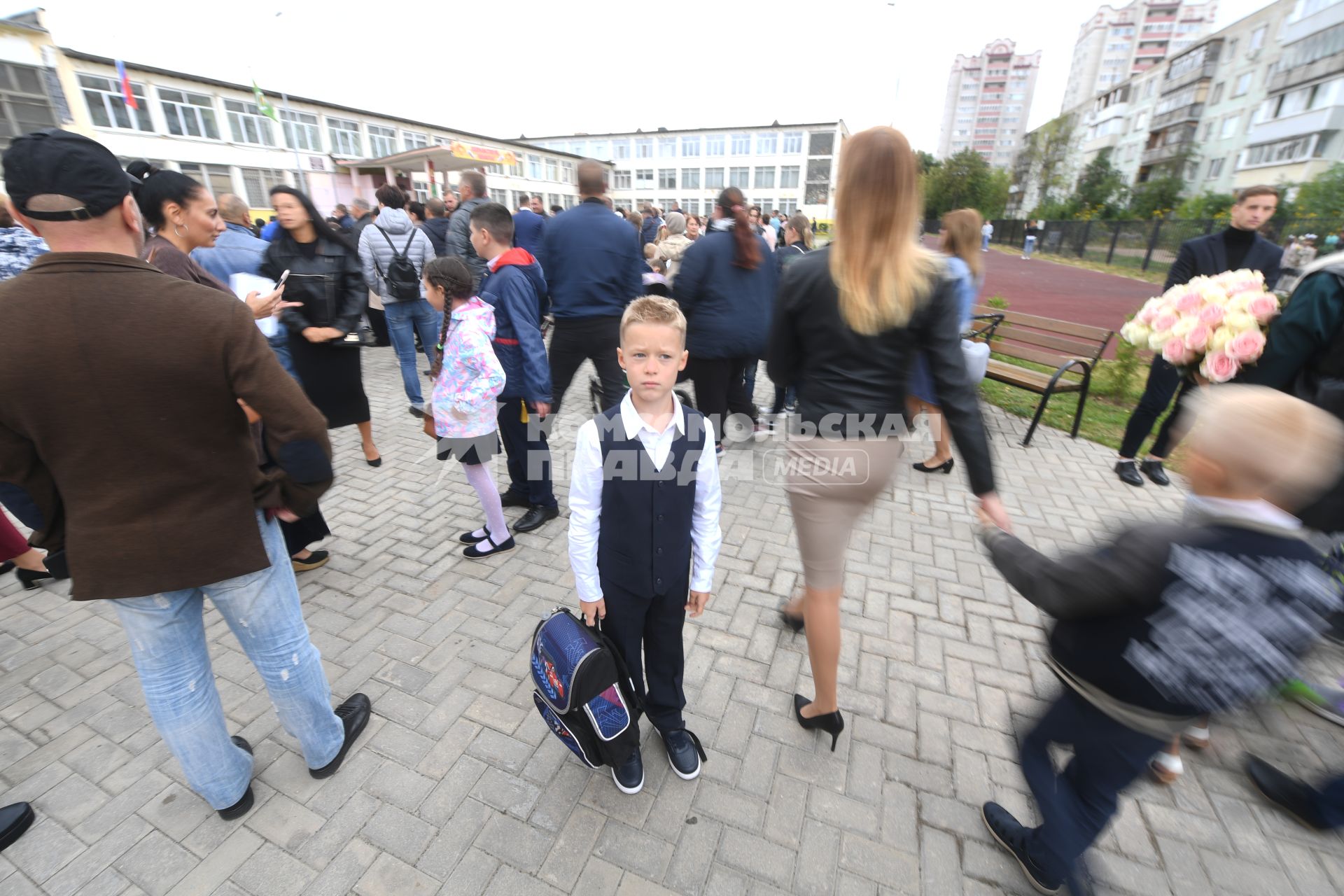 Москва.  Школьники перед началом торжественной линейки, посвященной Дню знаний.