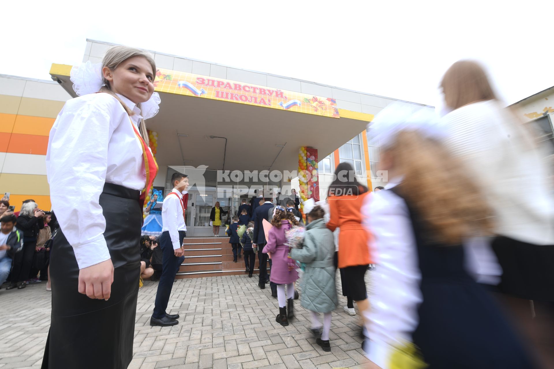 Москва.  Школьники на торжественной линейке, посвященной Дню знаний.