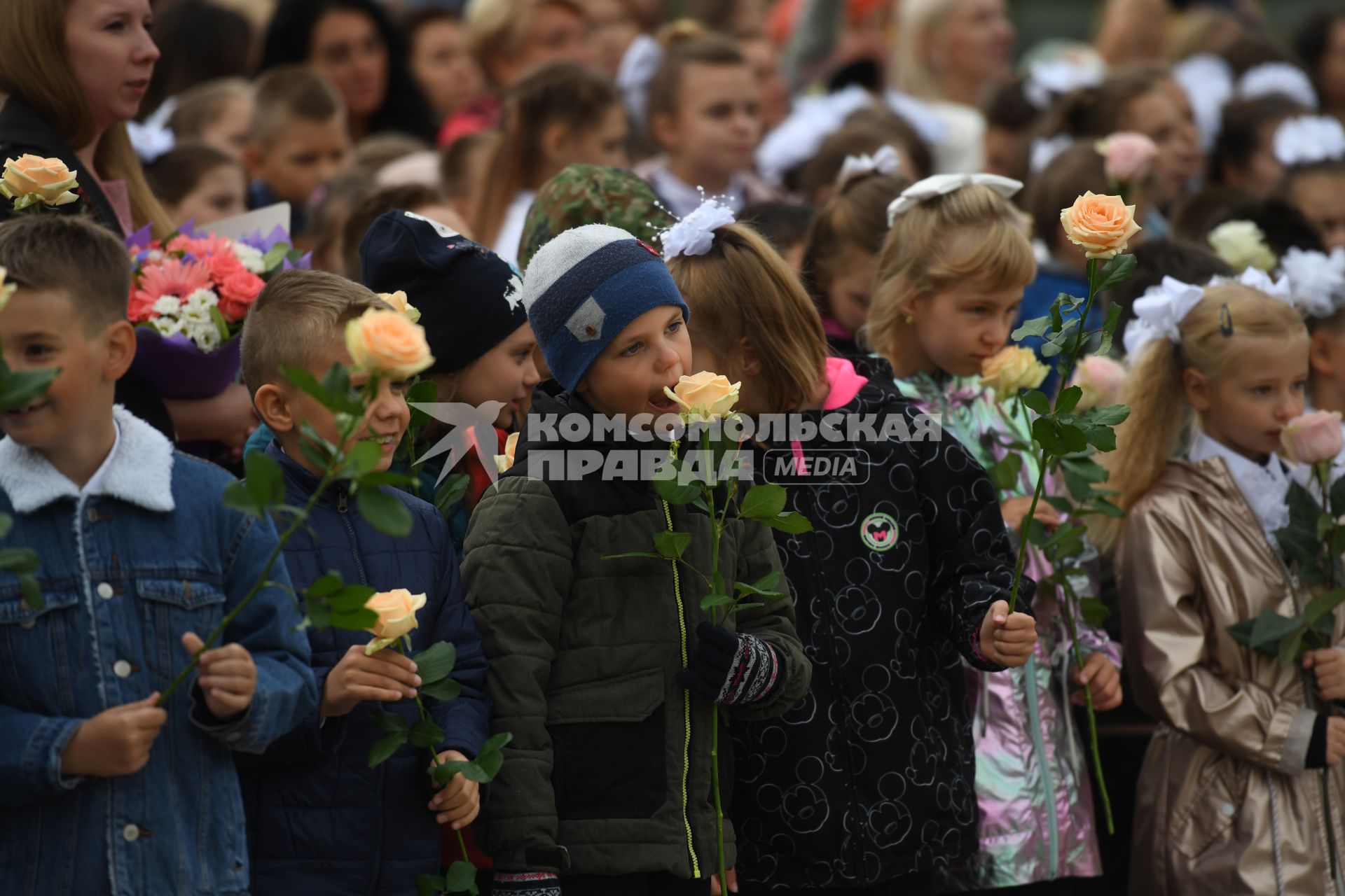 Москва.  Школьники на торжественной линейке, посвященной Дню знаний.