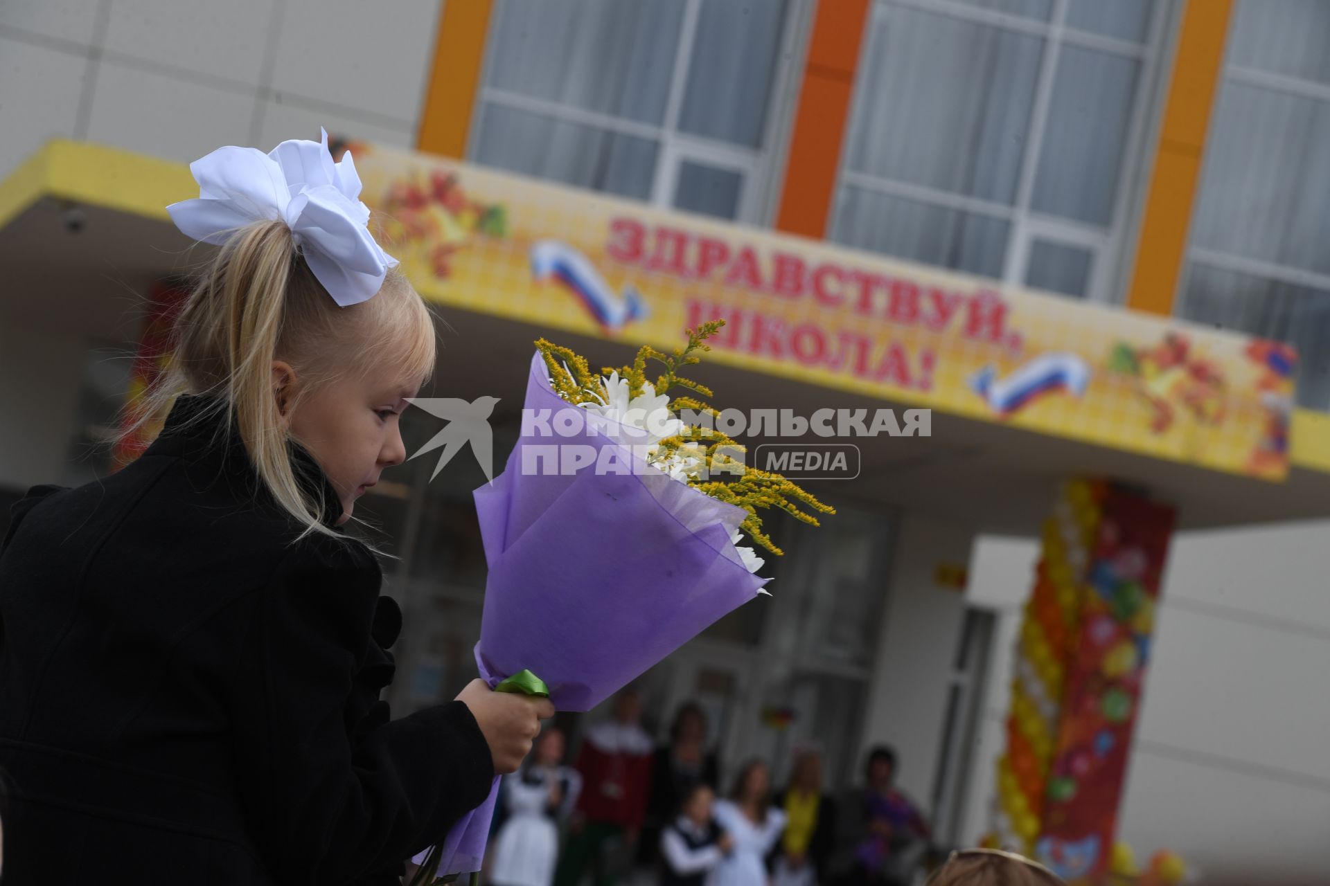 Москва.  Школьники на торжественной линейке, посвященной Дню знаний.