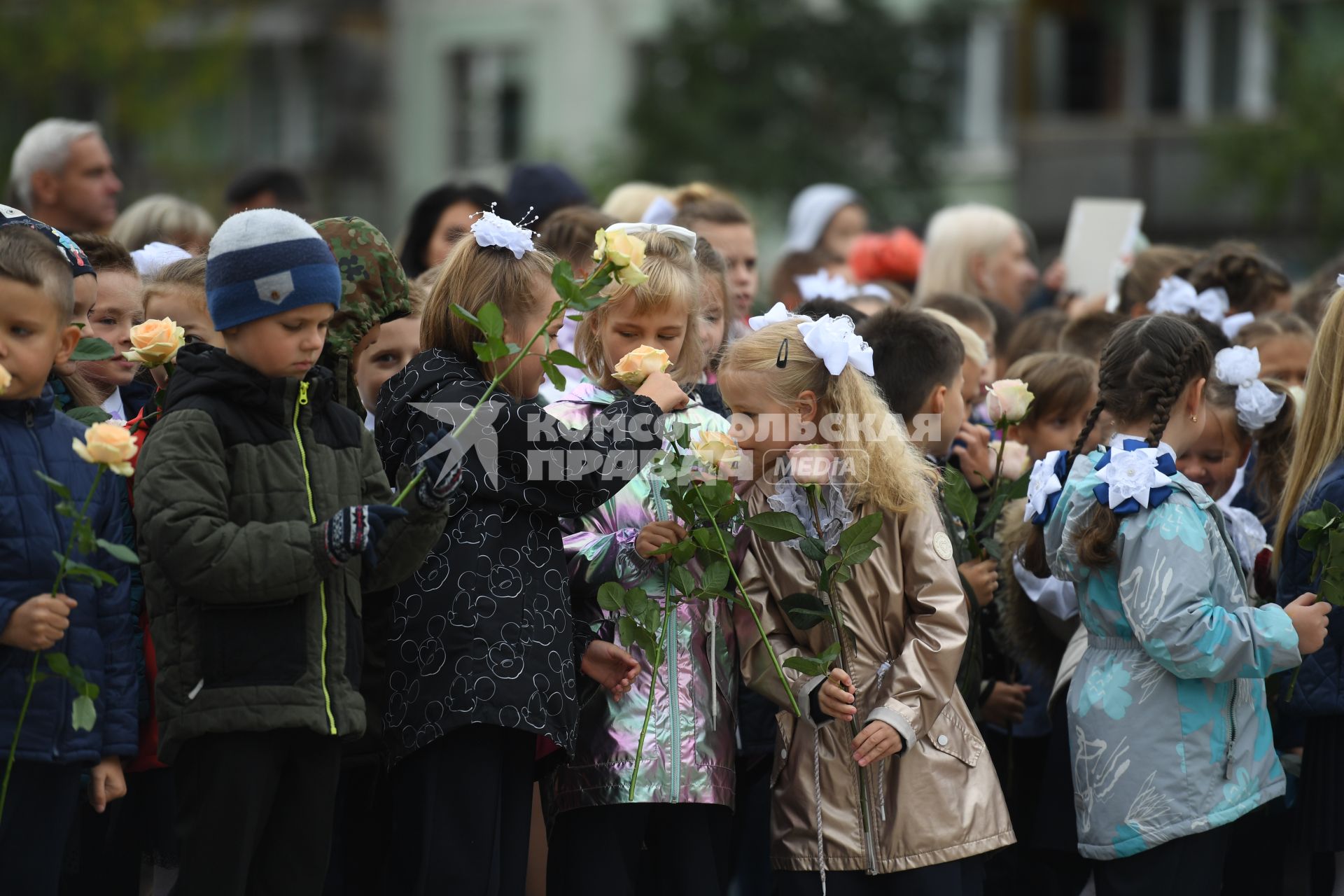 Москва.  Школьники на торжественной линейке, посвященной Дню знаний.