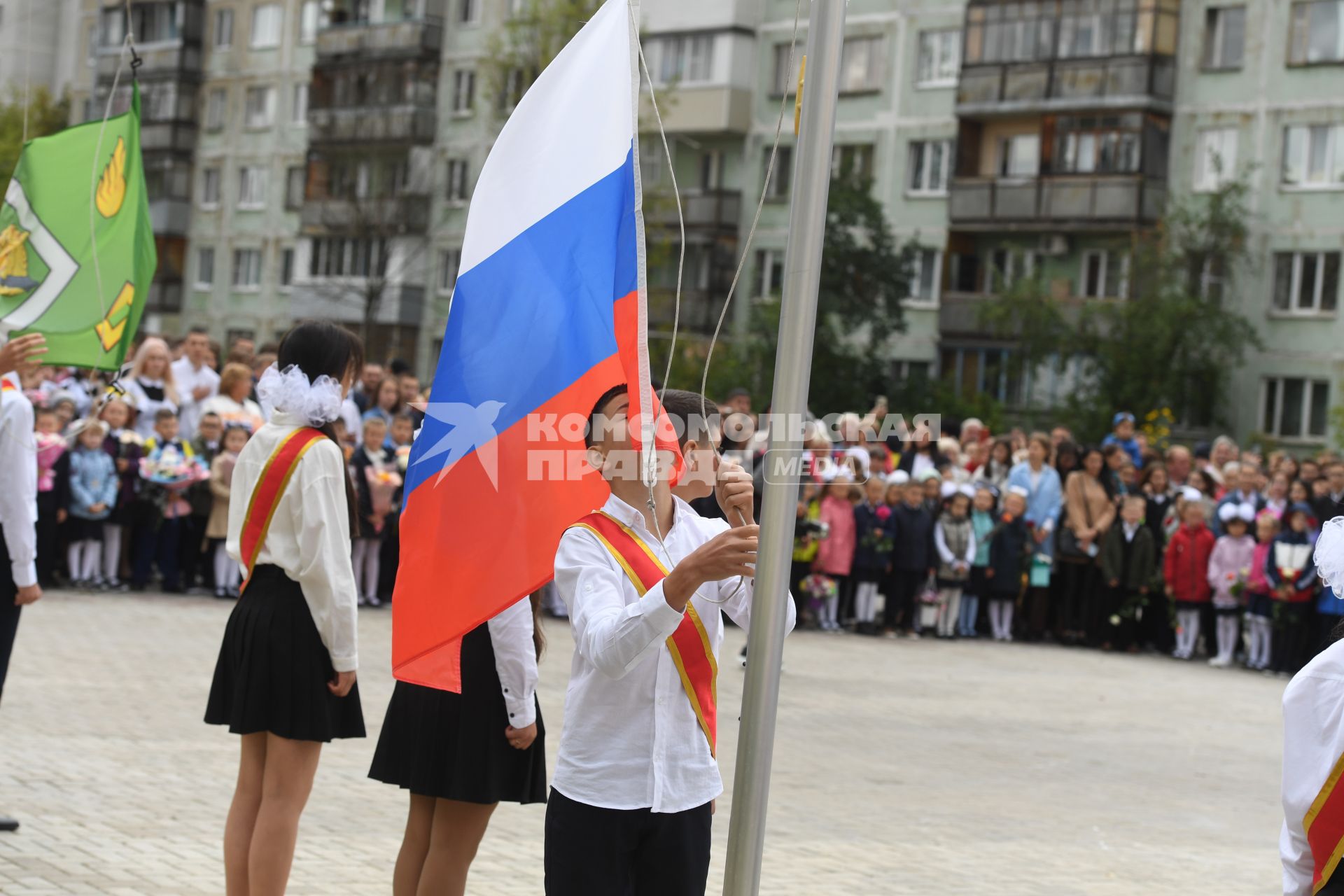 Москва.  Школьники на торжественной линейке, посвященной Дню знаний.