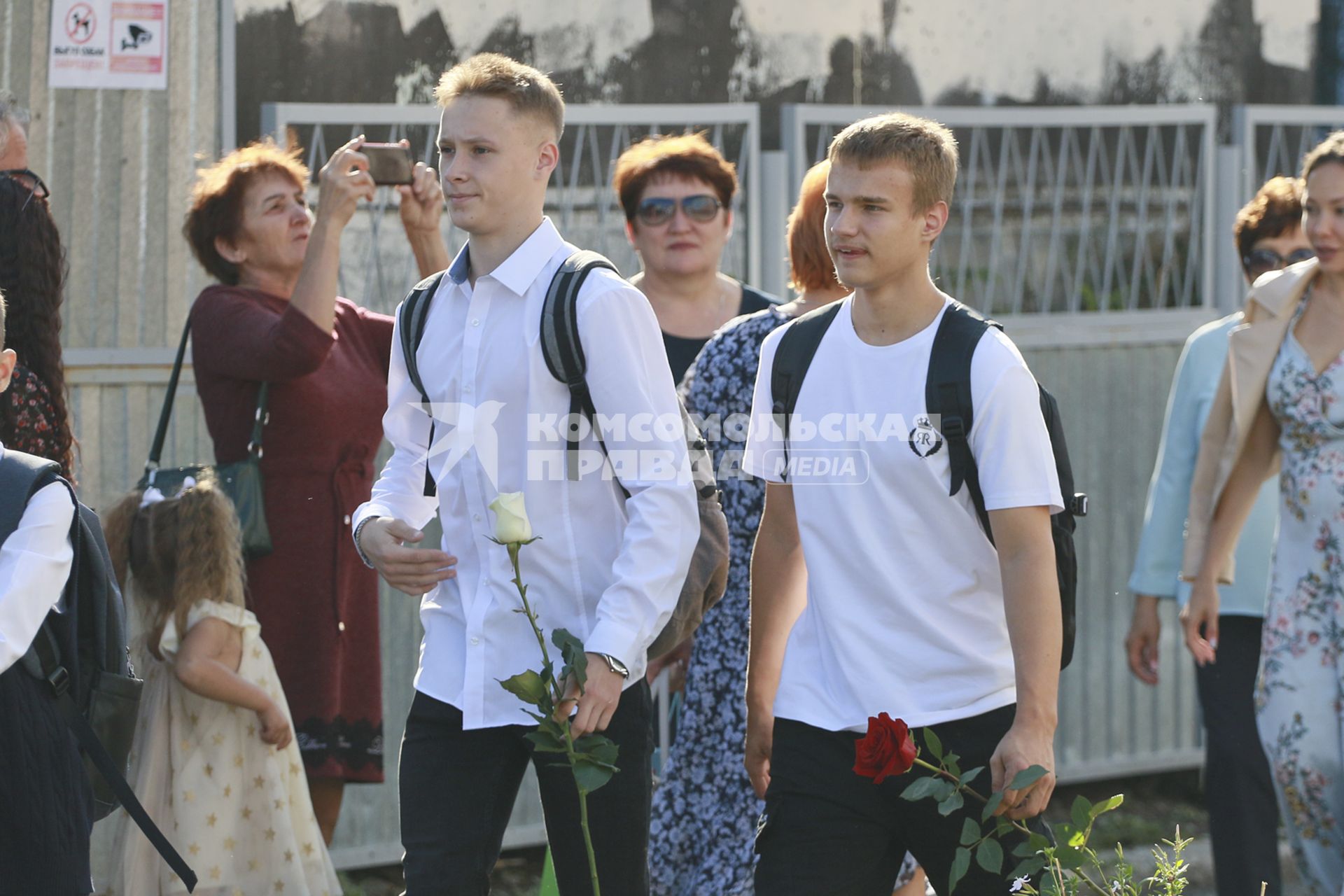 Барнаул. Старшеклассники перед началом торжественной линейки, посвящённой Дню знаний, в гимназии #45.