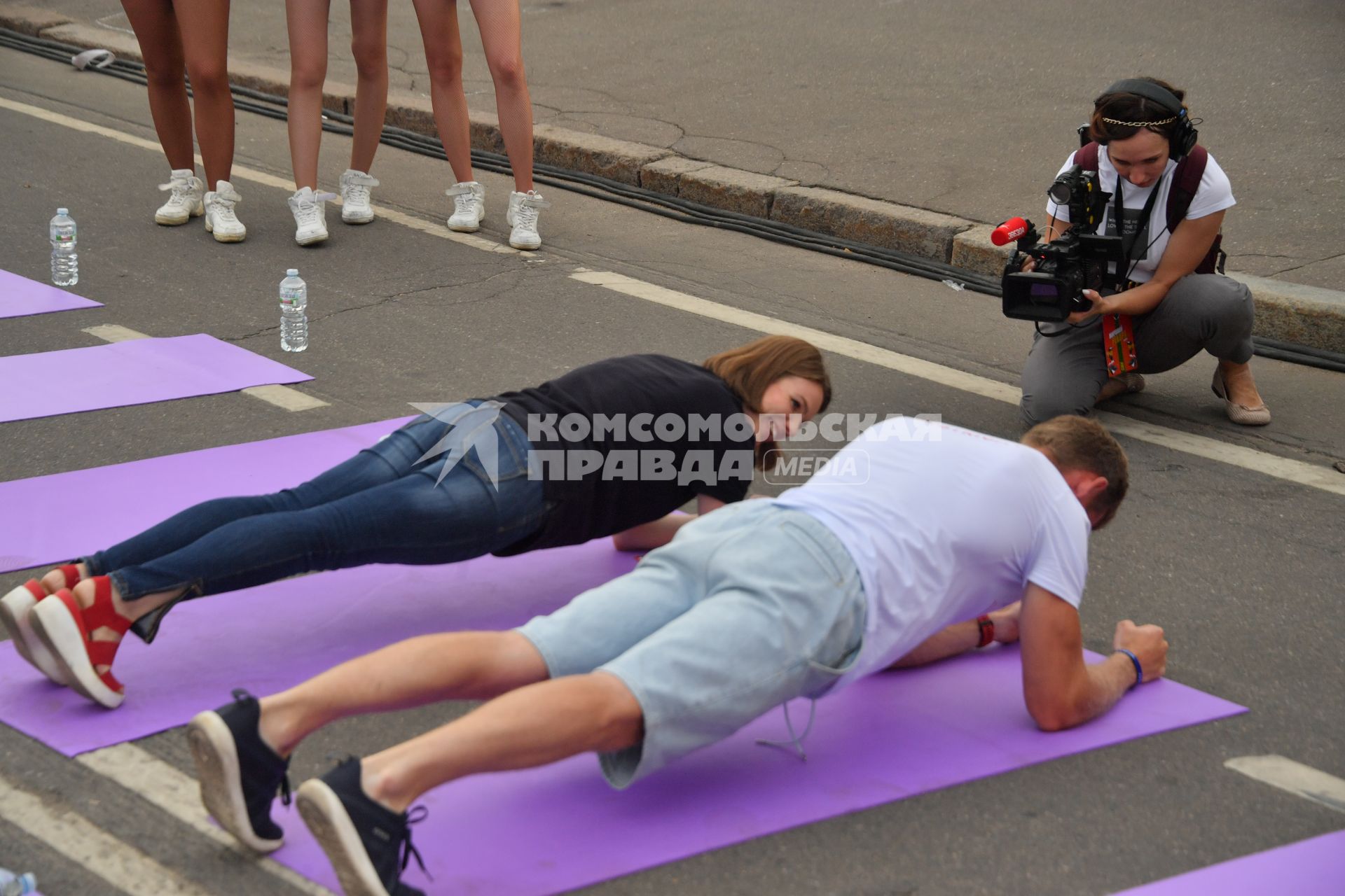 Москва.   Участники массового спортивного мероприятия во время попытки установить мировой рекорд  по стоянию в планке с участием спортивного блогера Алексея Столярова  на набережной в парке Горького.