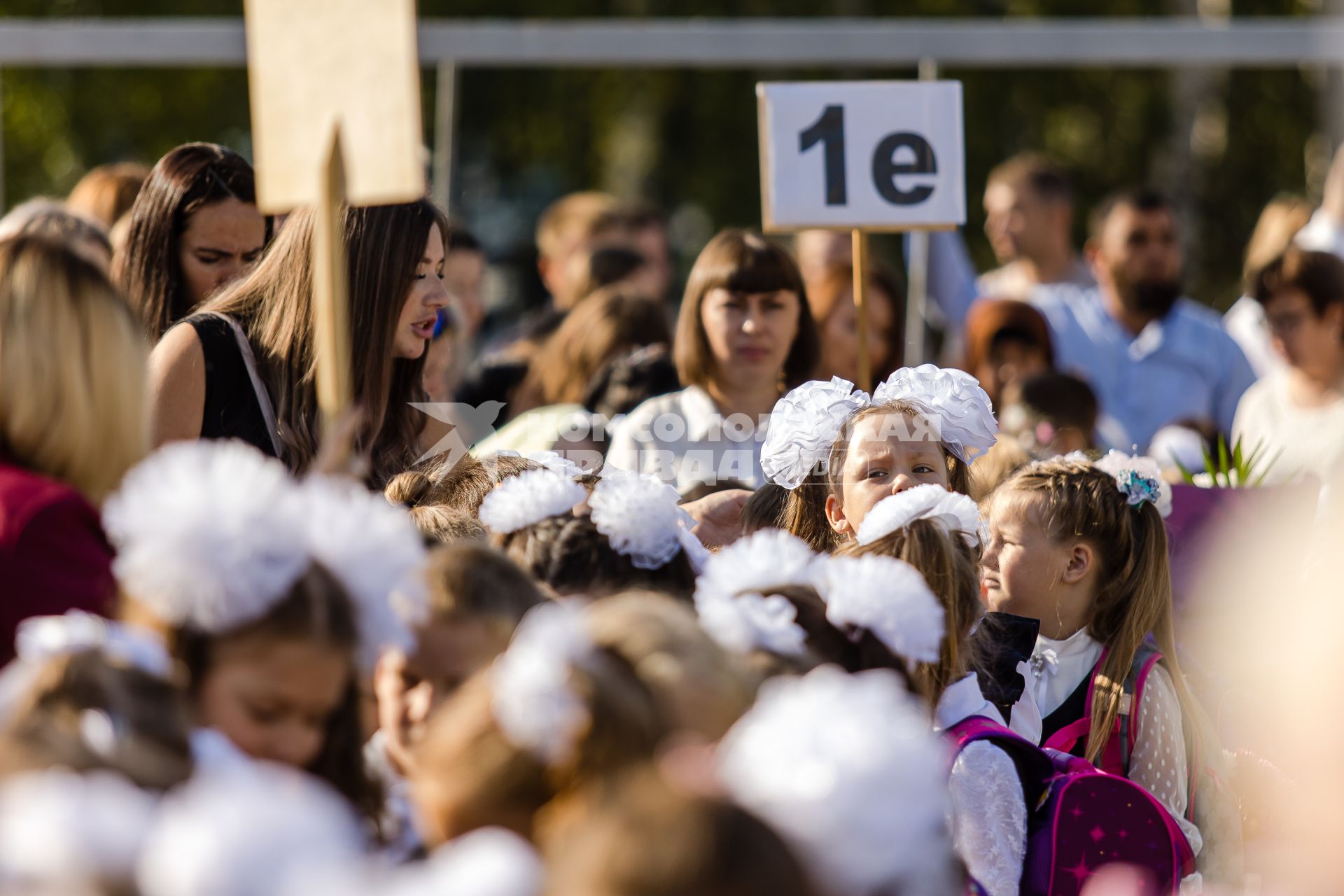 Челябинск. Первоклассники на торжественной линейке в школе №