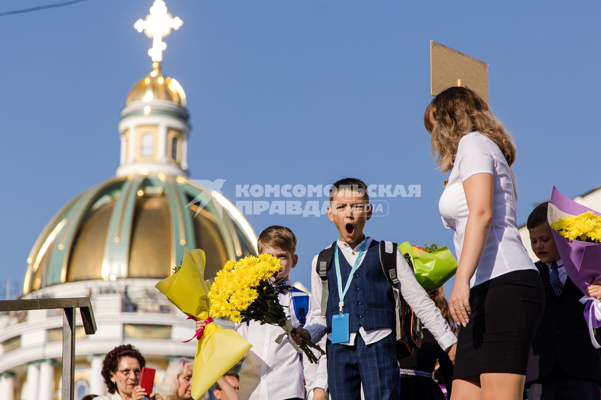 Челябинск. Первоклассники на торжественной линейке в школе №