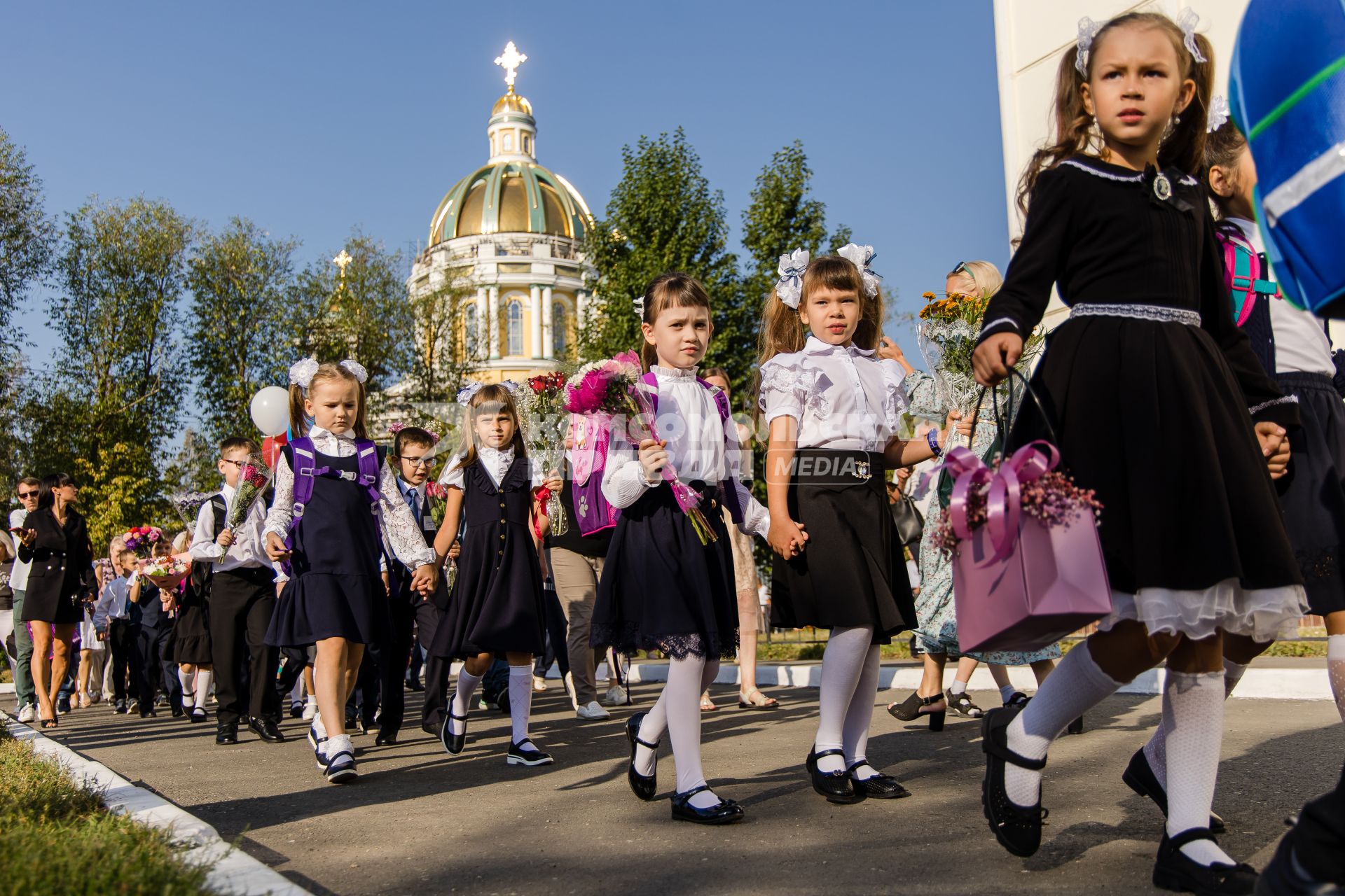 Челябинск. Первоклассники на торжественной линейке в школе №