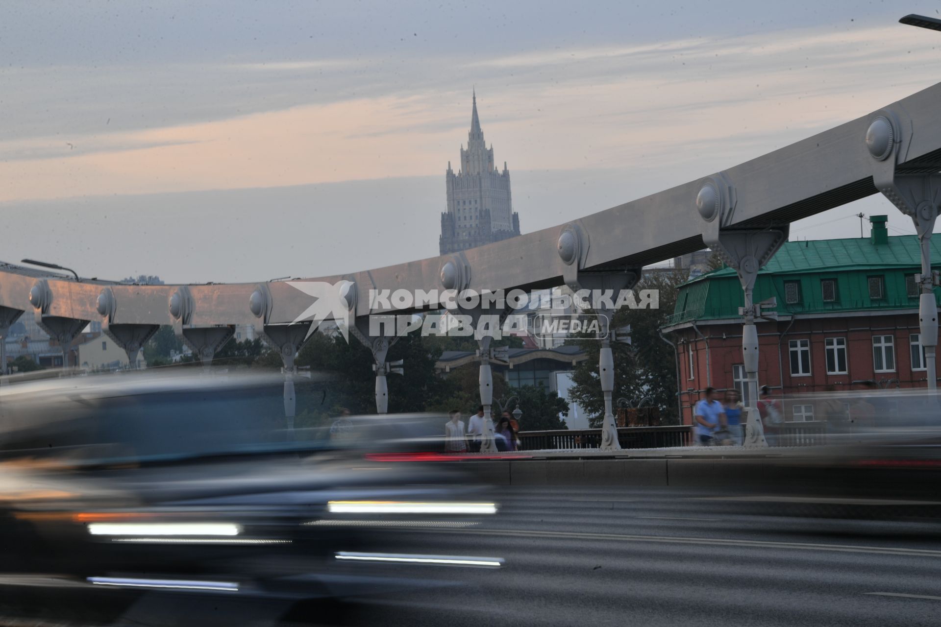 Москва.  Вид на Крымский мост.