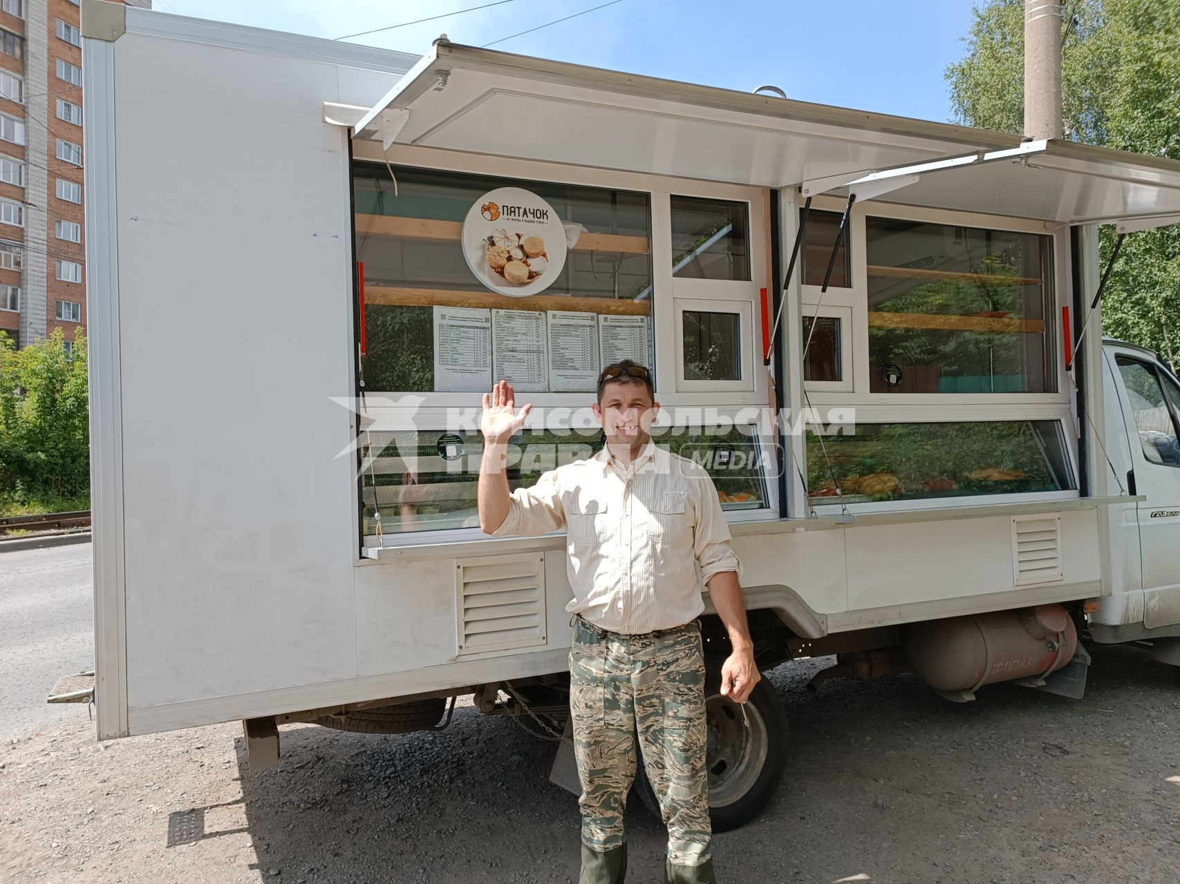 Новосибирск. Фермер, глава крестьянского хозяйства `Пятачок` Валерий Пятаков продает свою продукции с помощью автолавки.