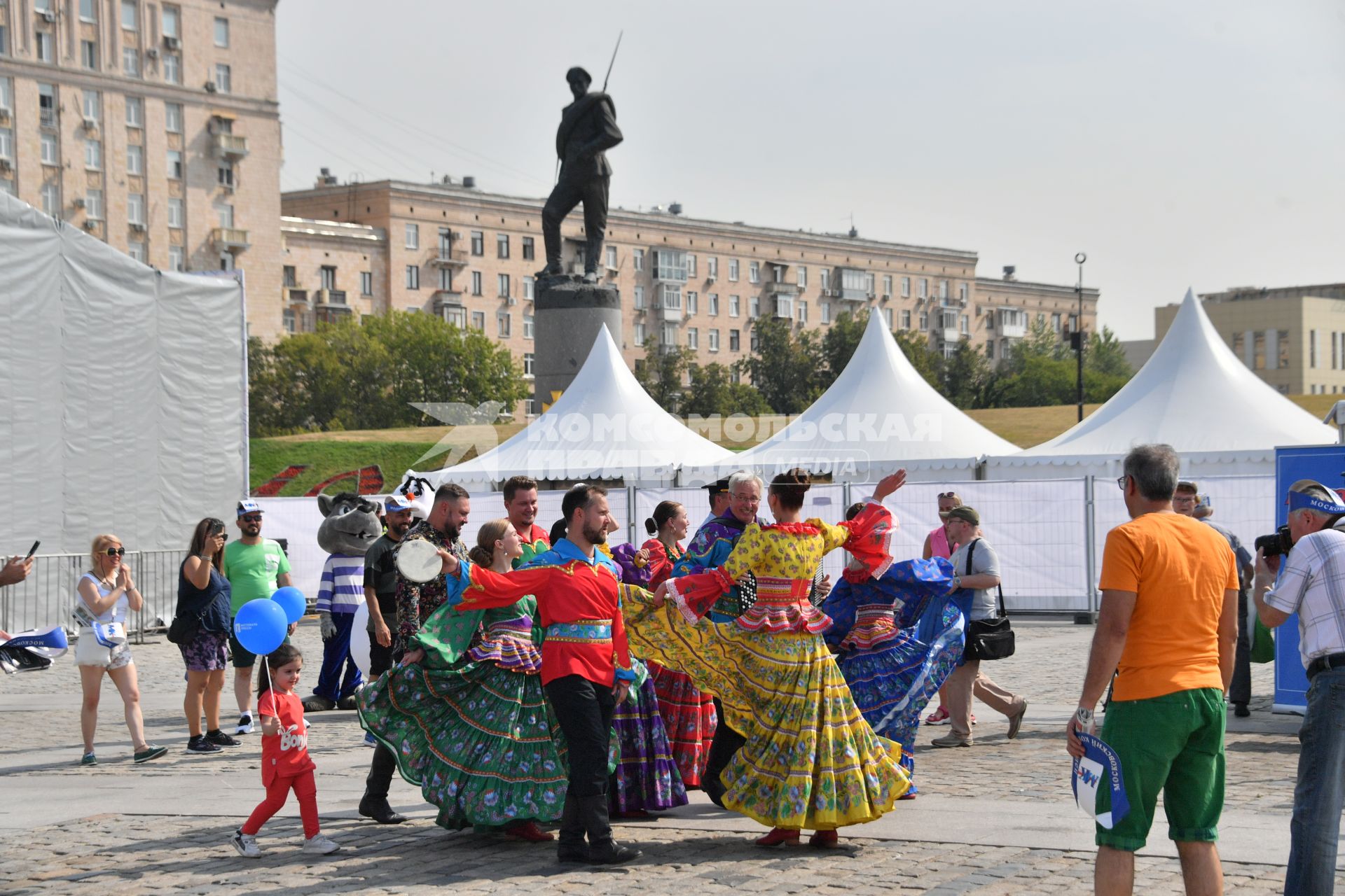 Москва.  Выступление артистов  на 20-м  Фестивале прессы на Поклонной горе.