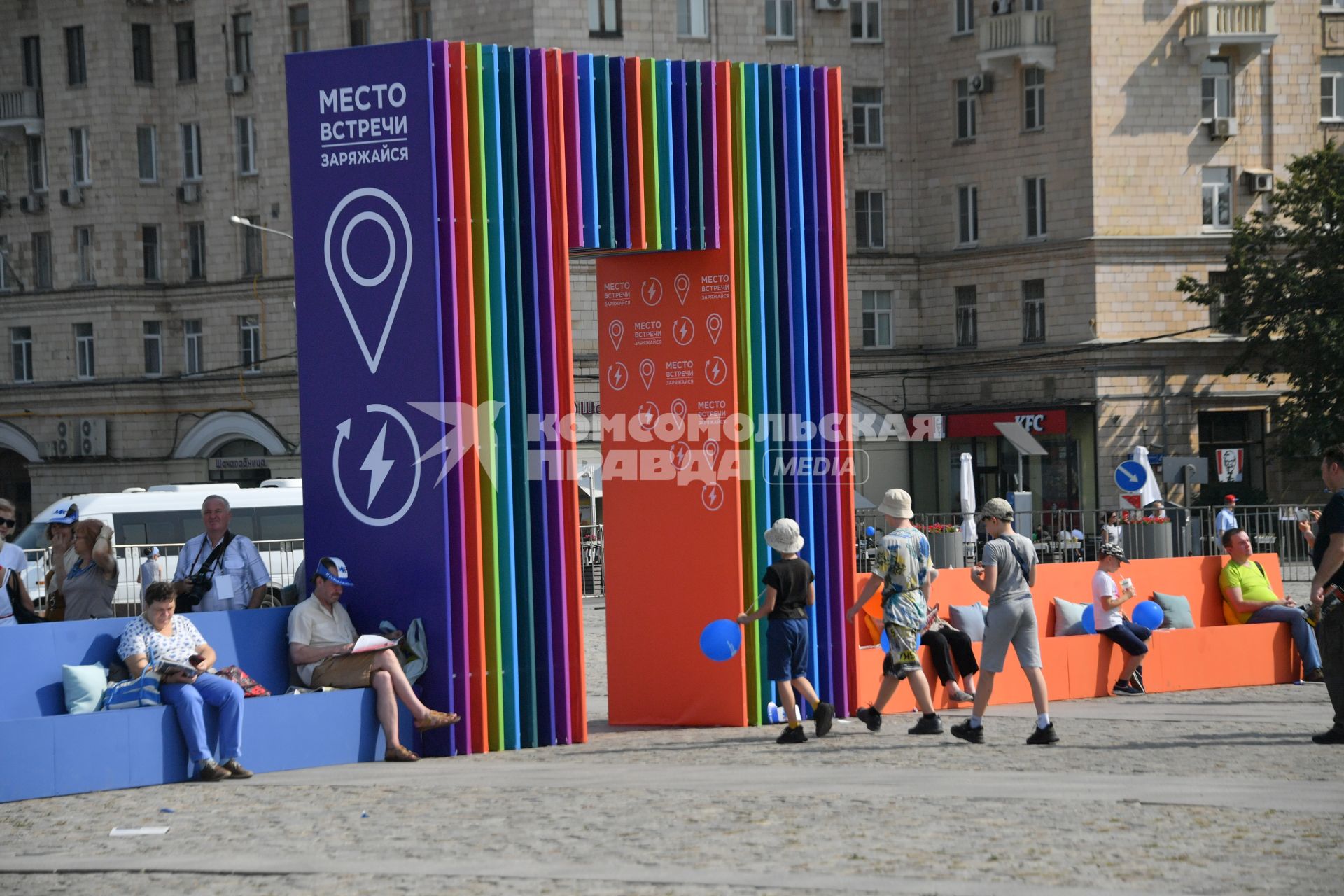 Москва.  Посетители  на 20-м  Фестивале прессы на Поклонной горе.