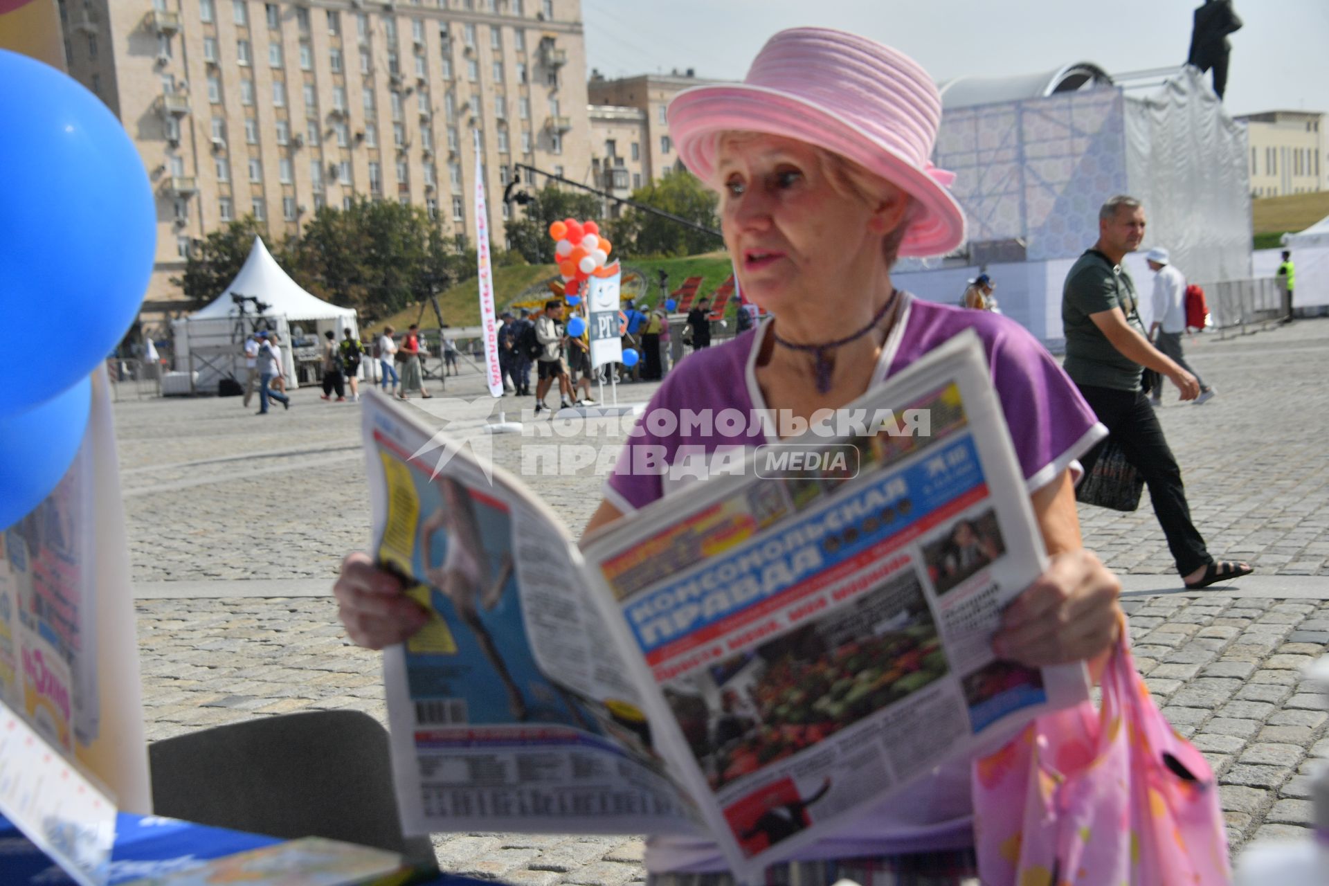 Москва.  Посетители у  павильона `Комсомольская правда` на 20-м  Фестивале прессы на Поклонной горе.