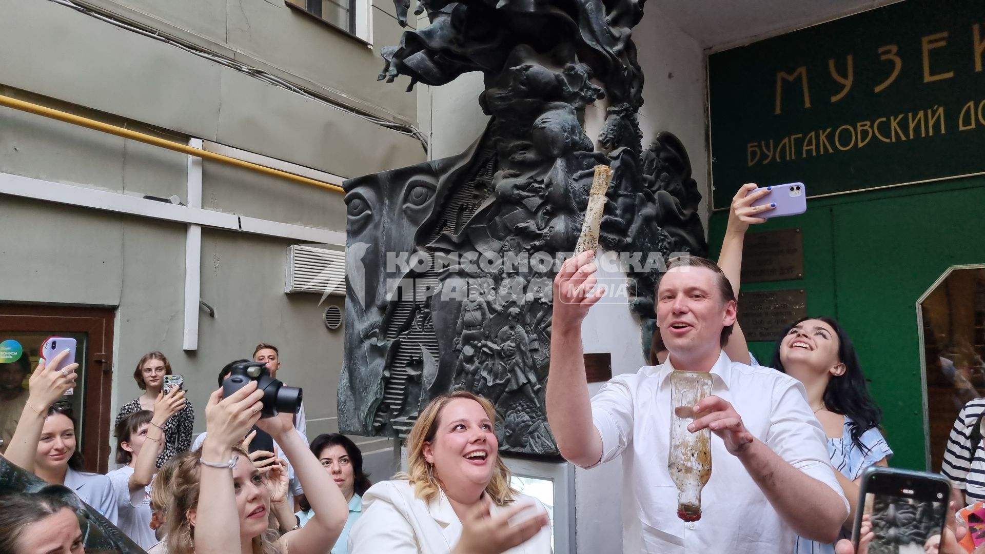 В Москве вскрыли `капсулу времени`, заложенную у порога `Булгаковского Дома` ровно десять лет назад.