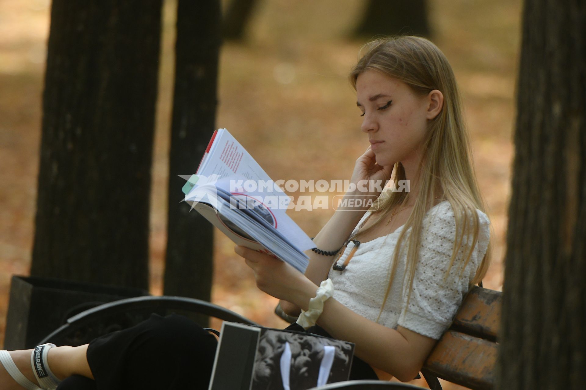 Екатеринбург. Девушка с книгой в парке