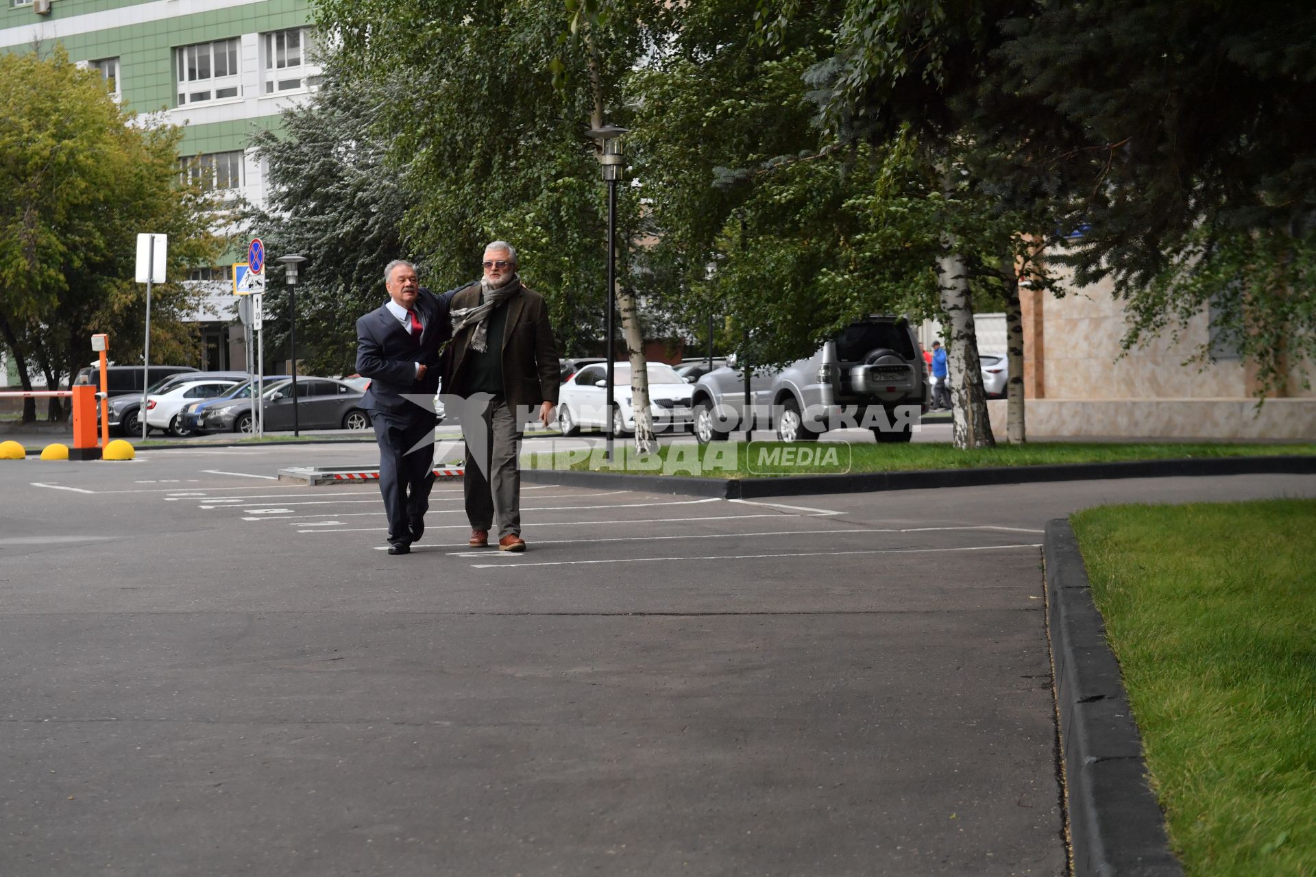 Москва.   Писатель Юрий Поляков и корреспондент `Комсомольской правды` Александр Гамов (слева)   у здания редакции   `Комсомольская правда`.