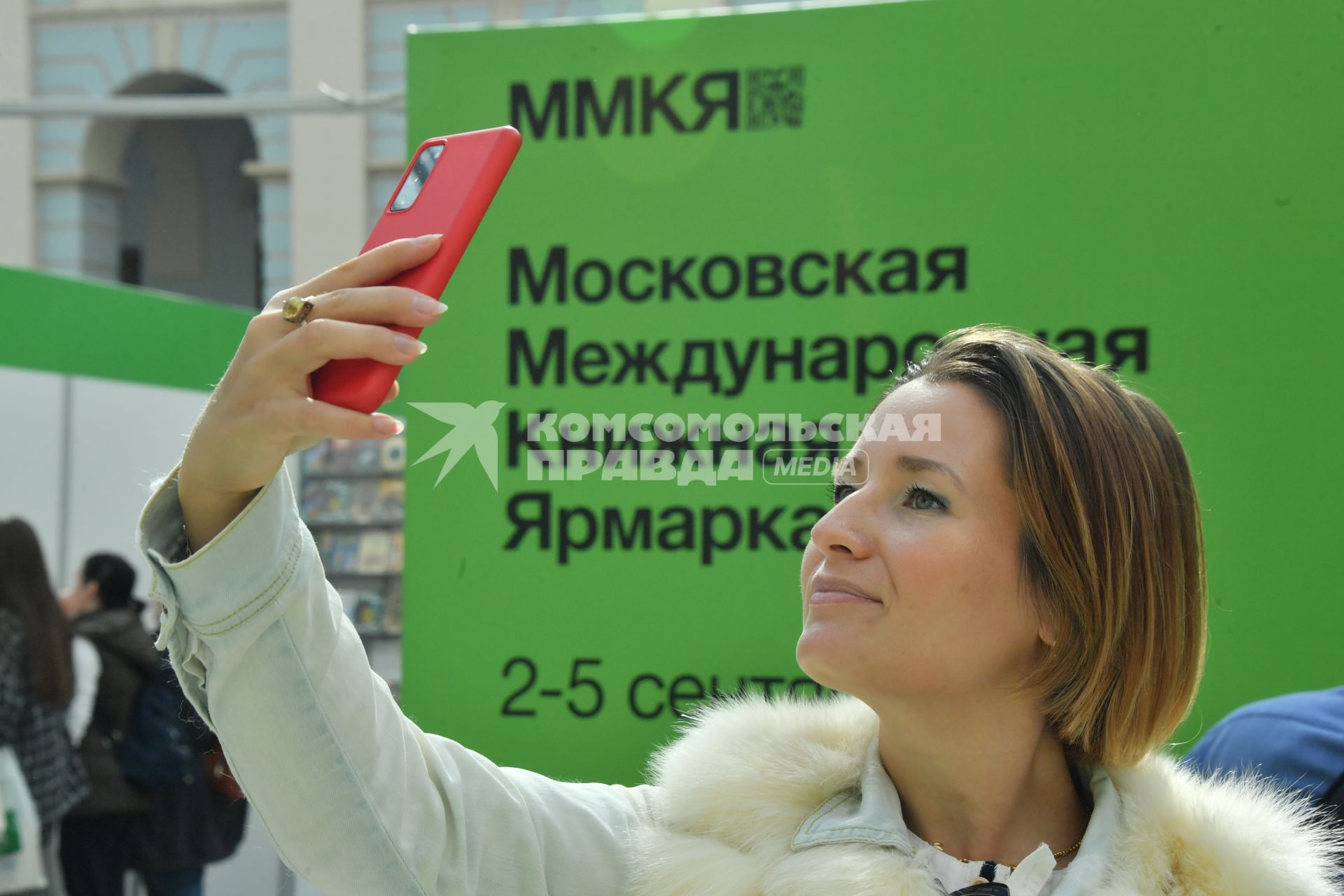 Москва. Девушка фотографируется  на 35-ой Московской международной книжной ярмарке в выставочном комплексе `Гостиный Двор`.