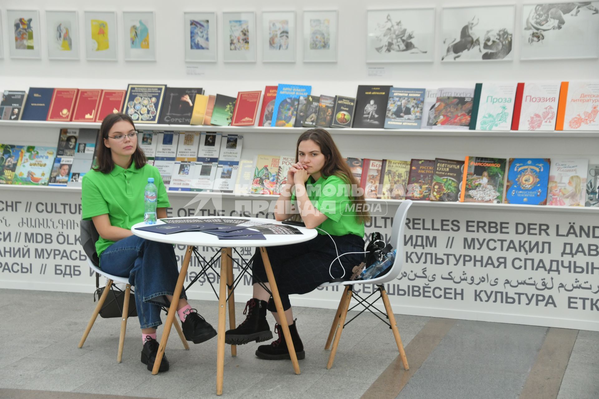 Москва. На 35-ой Московской международной книжной ярмарке в выставочном комплексе `Гостиный Двор`.