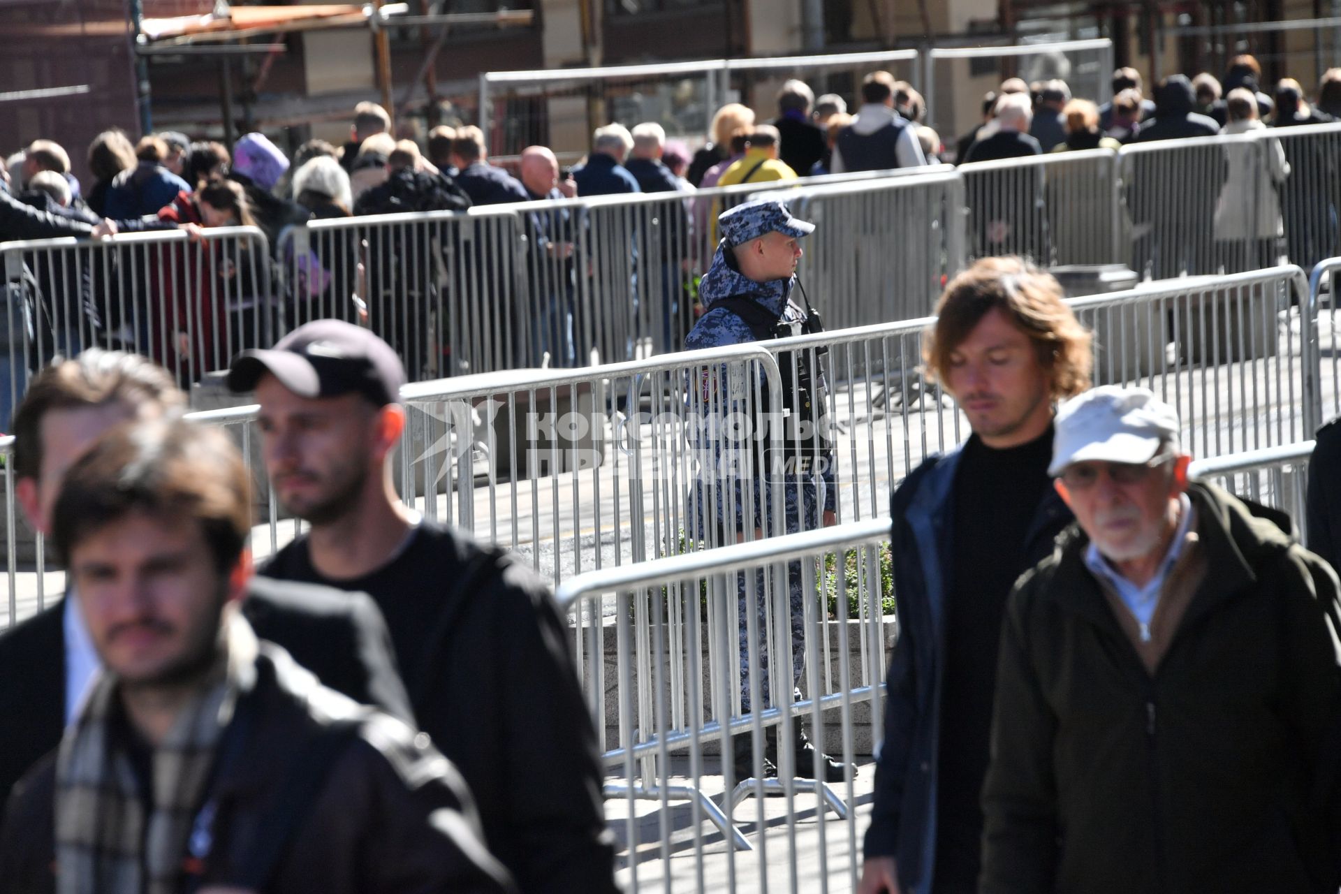 Москва.  Люди в очереде у   Колонного зала Дома союзов, где проходит прощание с  бывшим президентом СССР Михаилом Горбачевым.