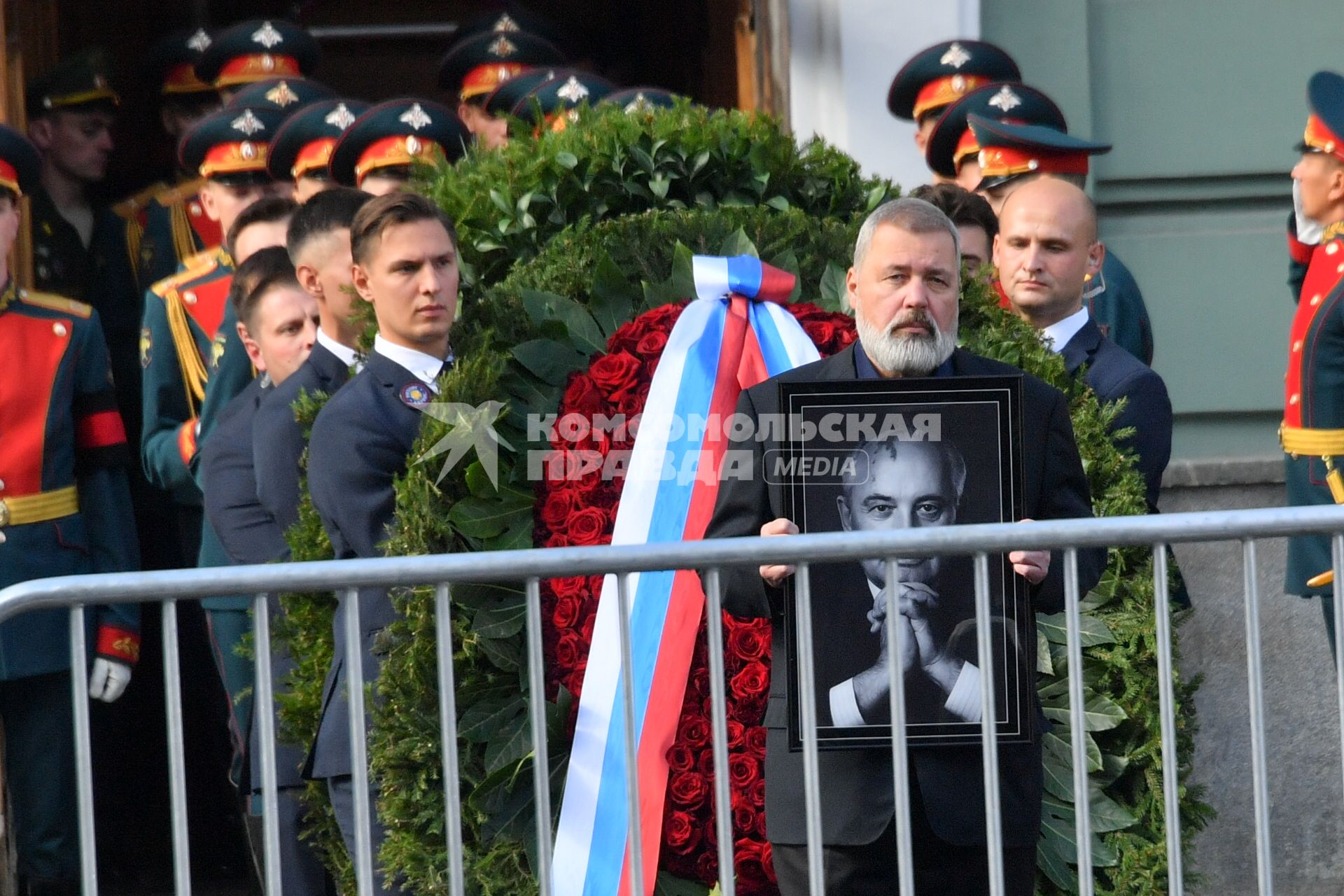 Москва. Журналист Дмитрий Муратов выносит портрет бывшего президента СССР Михаила Горбачева после церемонии прощания в Доме союзов   на церемонии прощания с бывшим президентом СССР Михаилом Горбачевым в Колонном зале Дома союзов