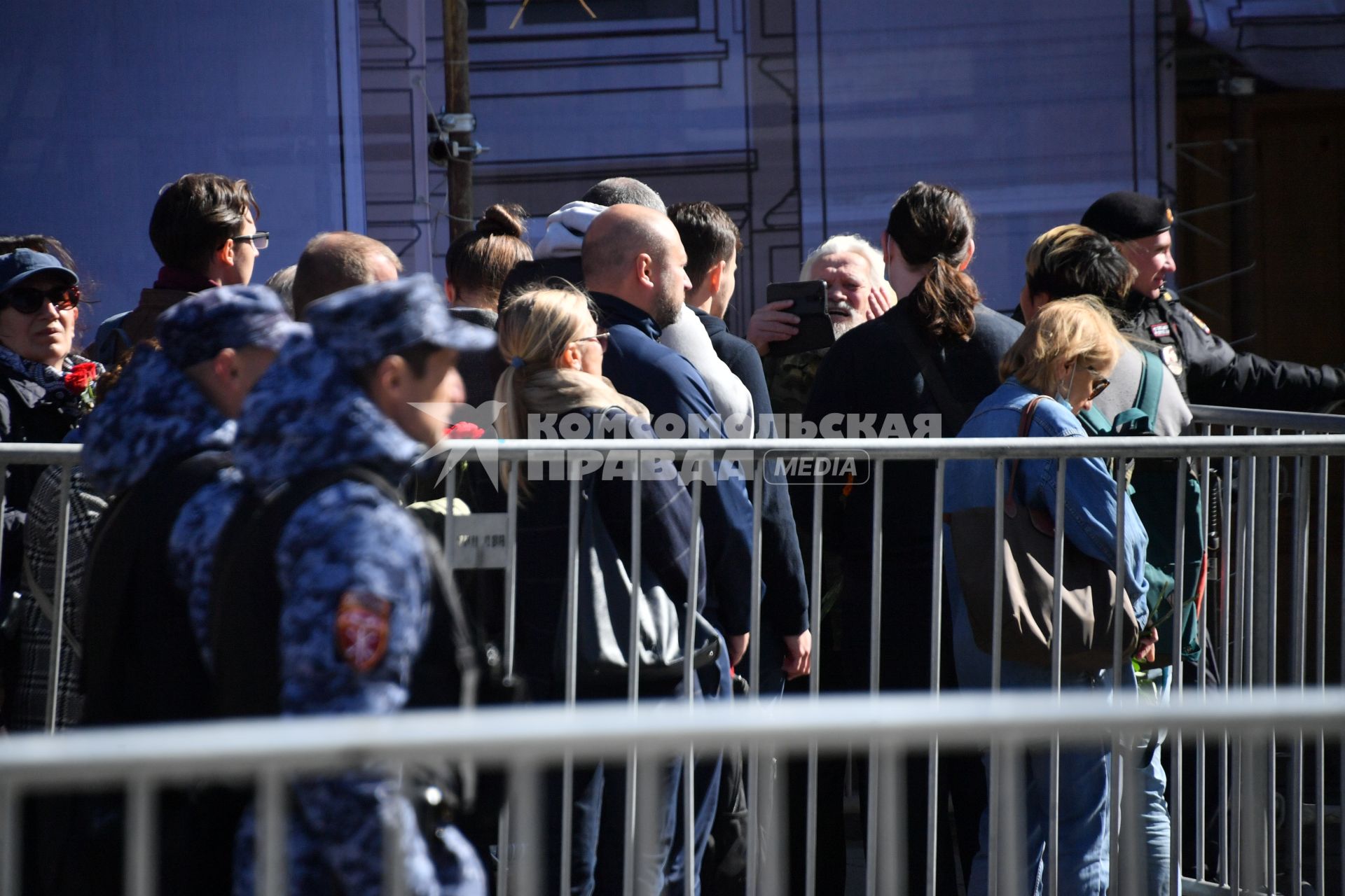 Москва.  Люди в очереде у   Колонного зала Дома союзов, где проходит прощание с  бывшим президентом СССР Михаилом Горбачевым.