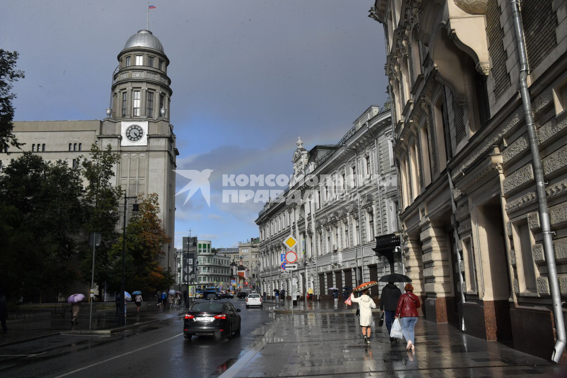 Москва. Здание северного страхового общества на Ильинке (слева).