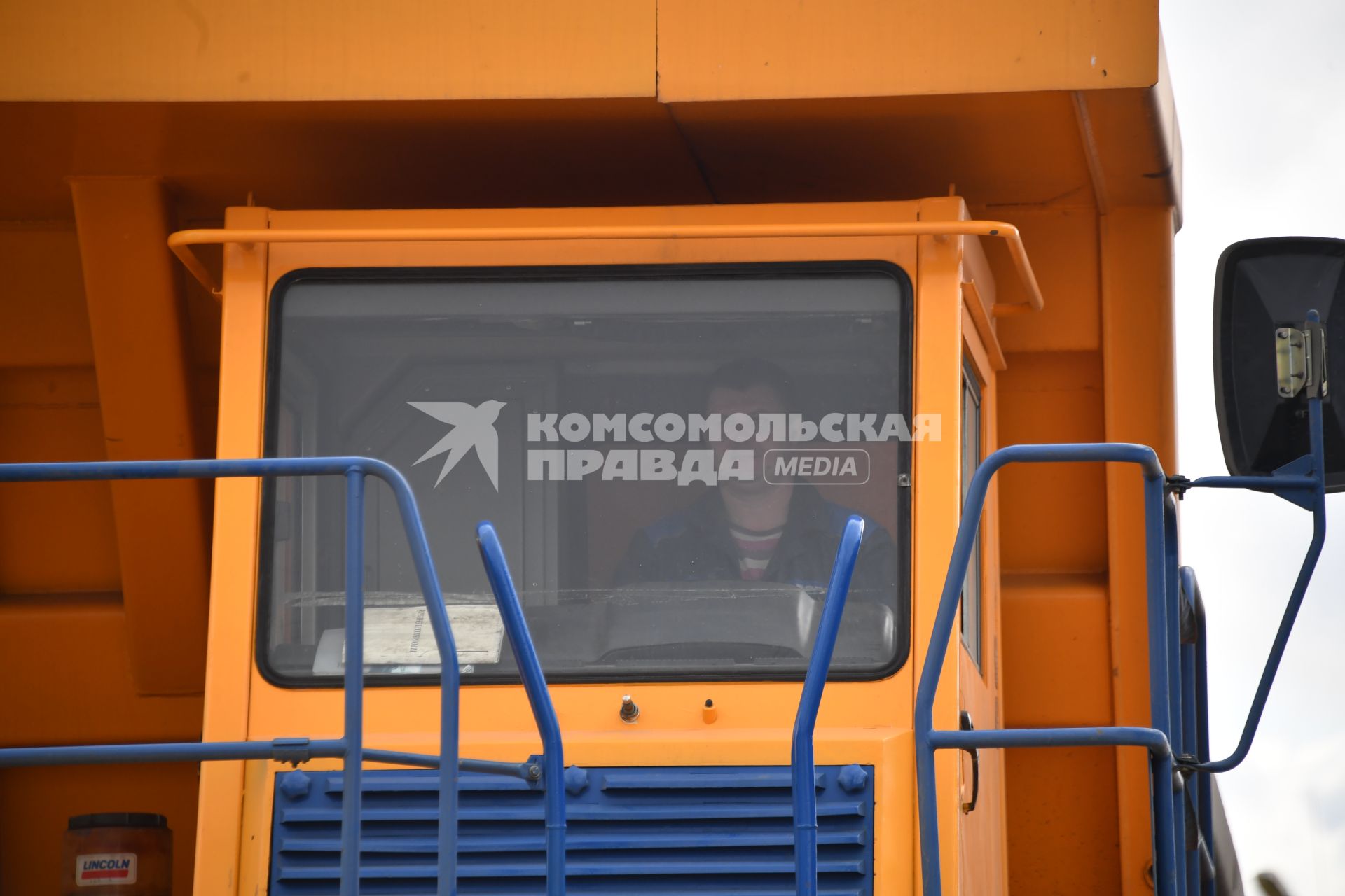 Жодино. Белоруссия.  Водитель в кабине большегрузного самосвала   Белорусского автомобильного завода (БелАЗ) -  БелАЗ   75711.